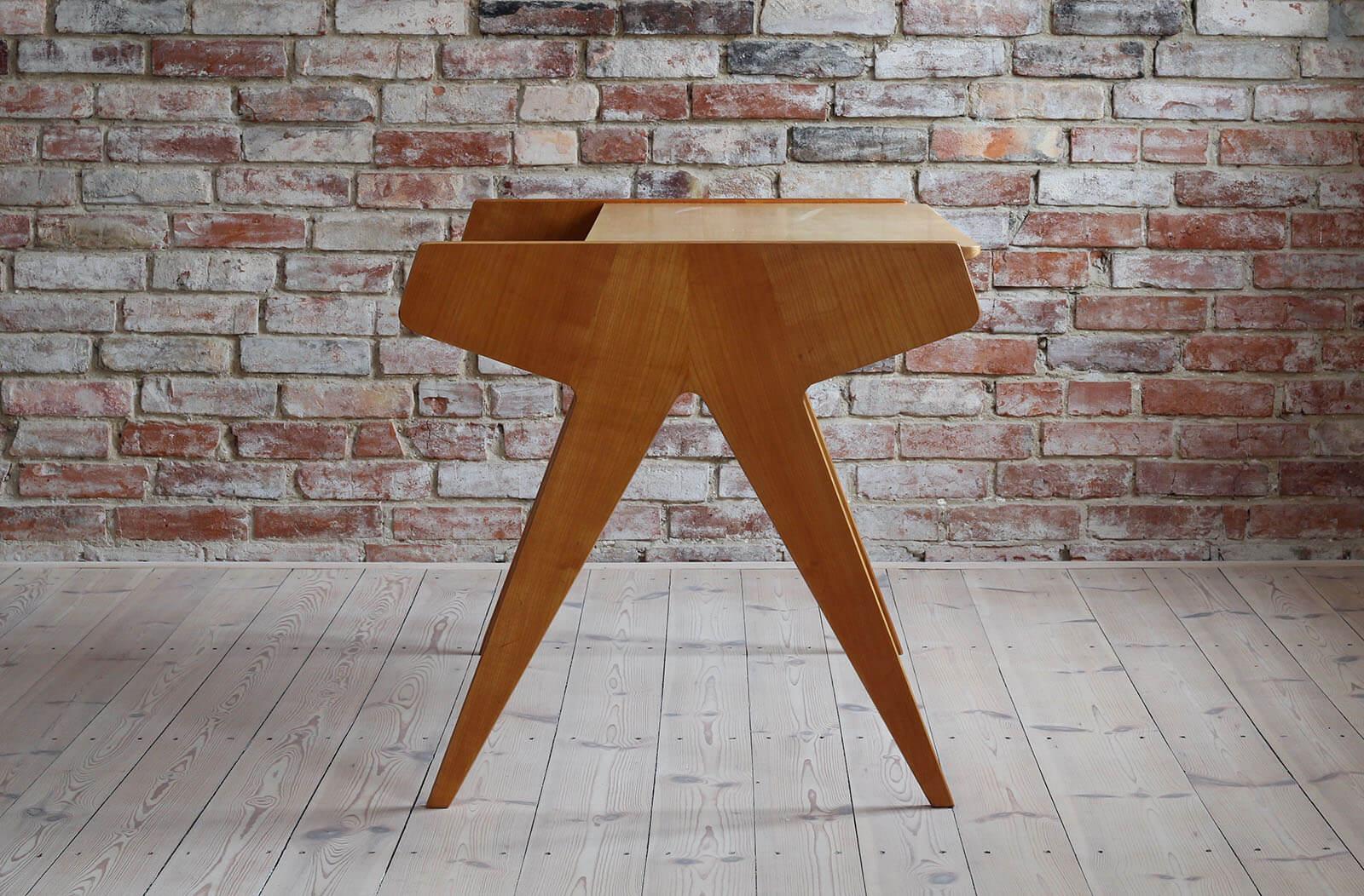 This desk was designed by Helmut Magg in 1950s and produced by Neue Gemeinschaft für Wohnkultur, WK Möbel and still has the original label in one of the drawers. The design is simple yet very elegant. It features a section with 2 drawers on one side