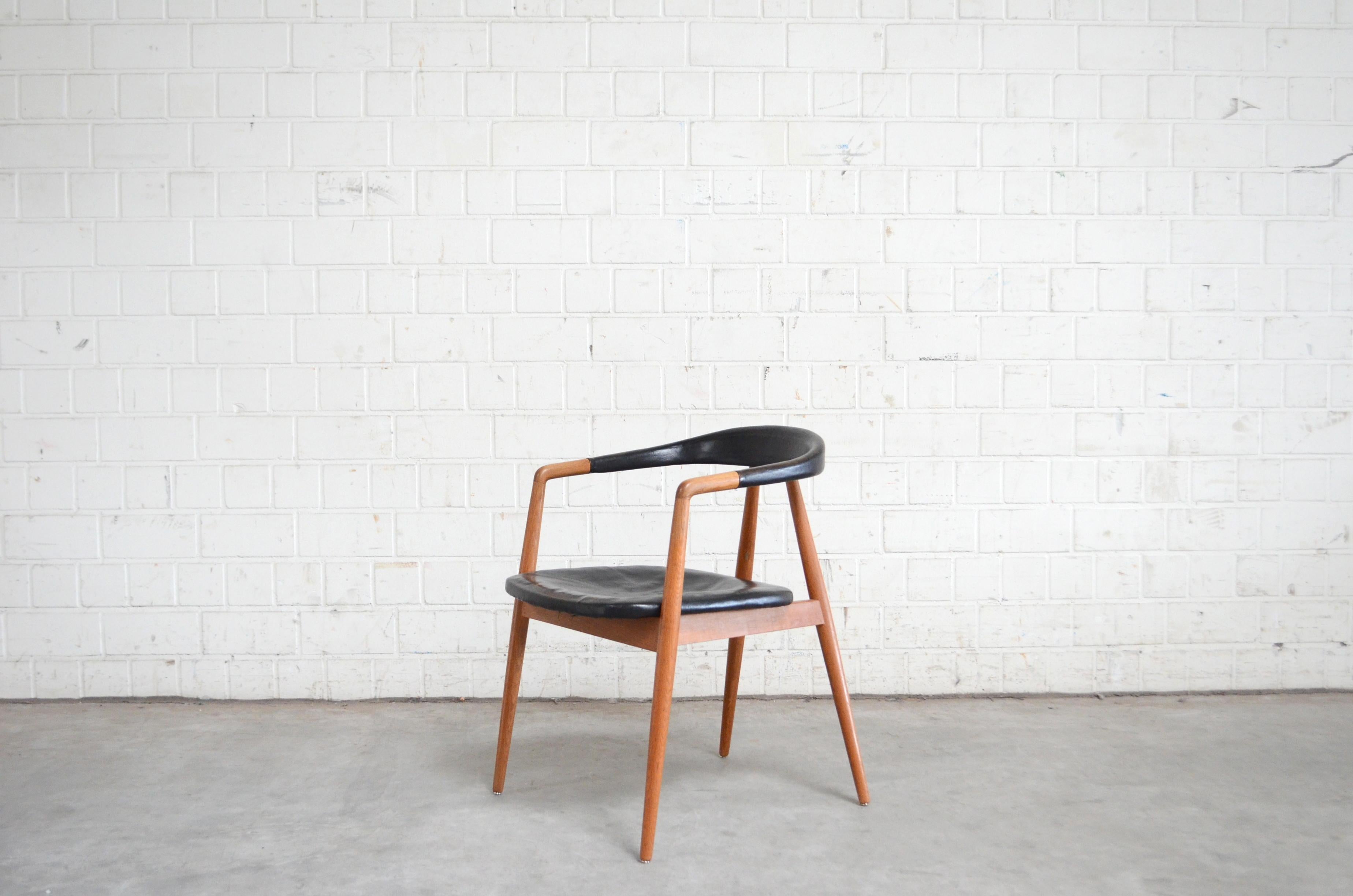 This sculptural armchair is designed 1958 by Helmut Magg for German manufacture Deutsche Werkstätten.
The frame is made of oak, the seat and armrest in black leather.
The model is DeWe 1172 A.
This Magg Chair is very rare and hard to find  in this