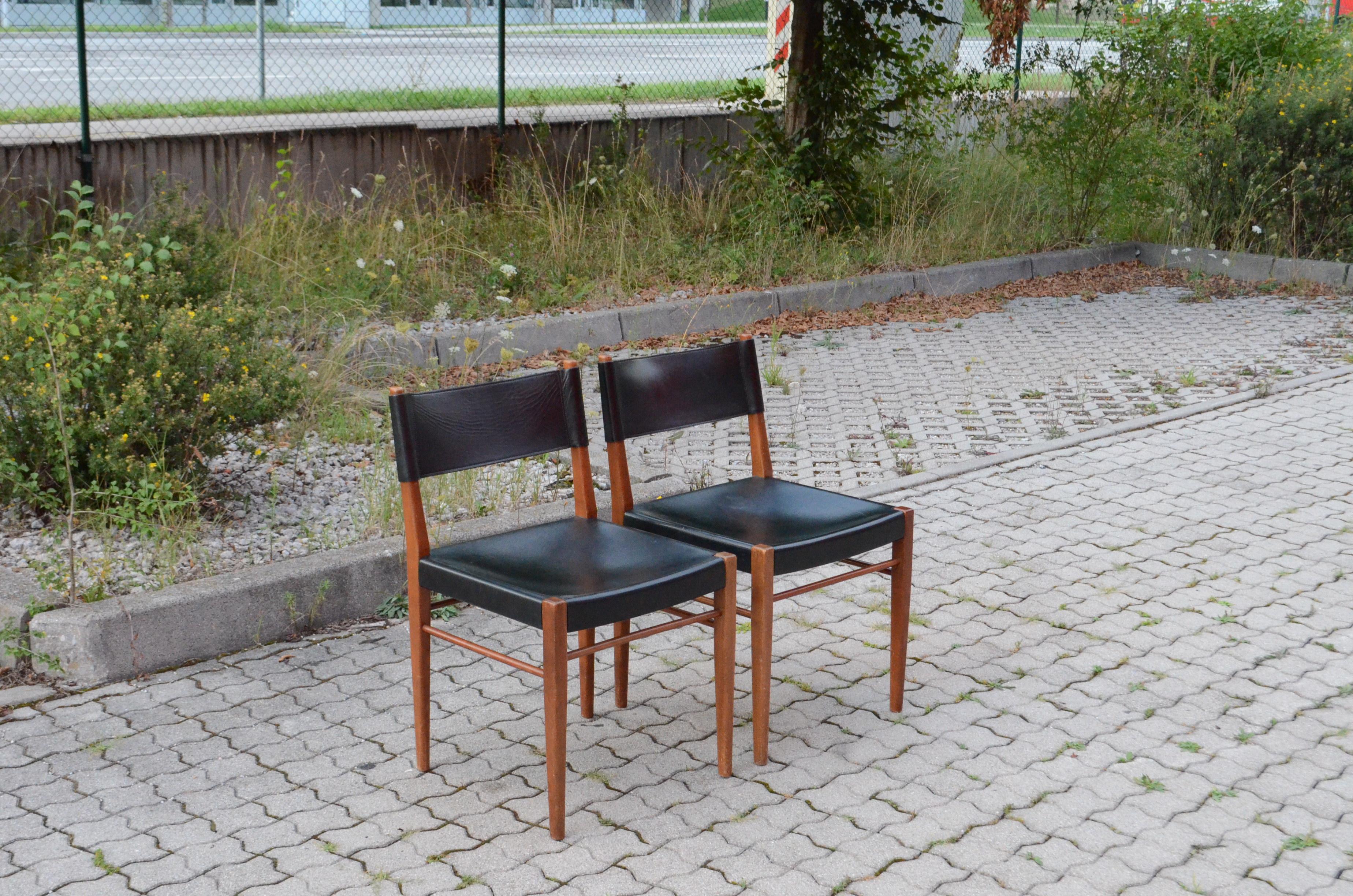 This chair is designed by Helmut Magg for German manufacture Deutsche Werkstätten.
The frame is made of walnut, the seat and armrest in black saddle leather.
The model is 3024 and was designed in 1957 for the Exhibition 