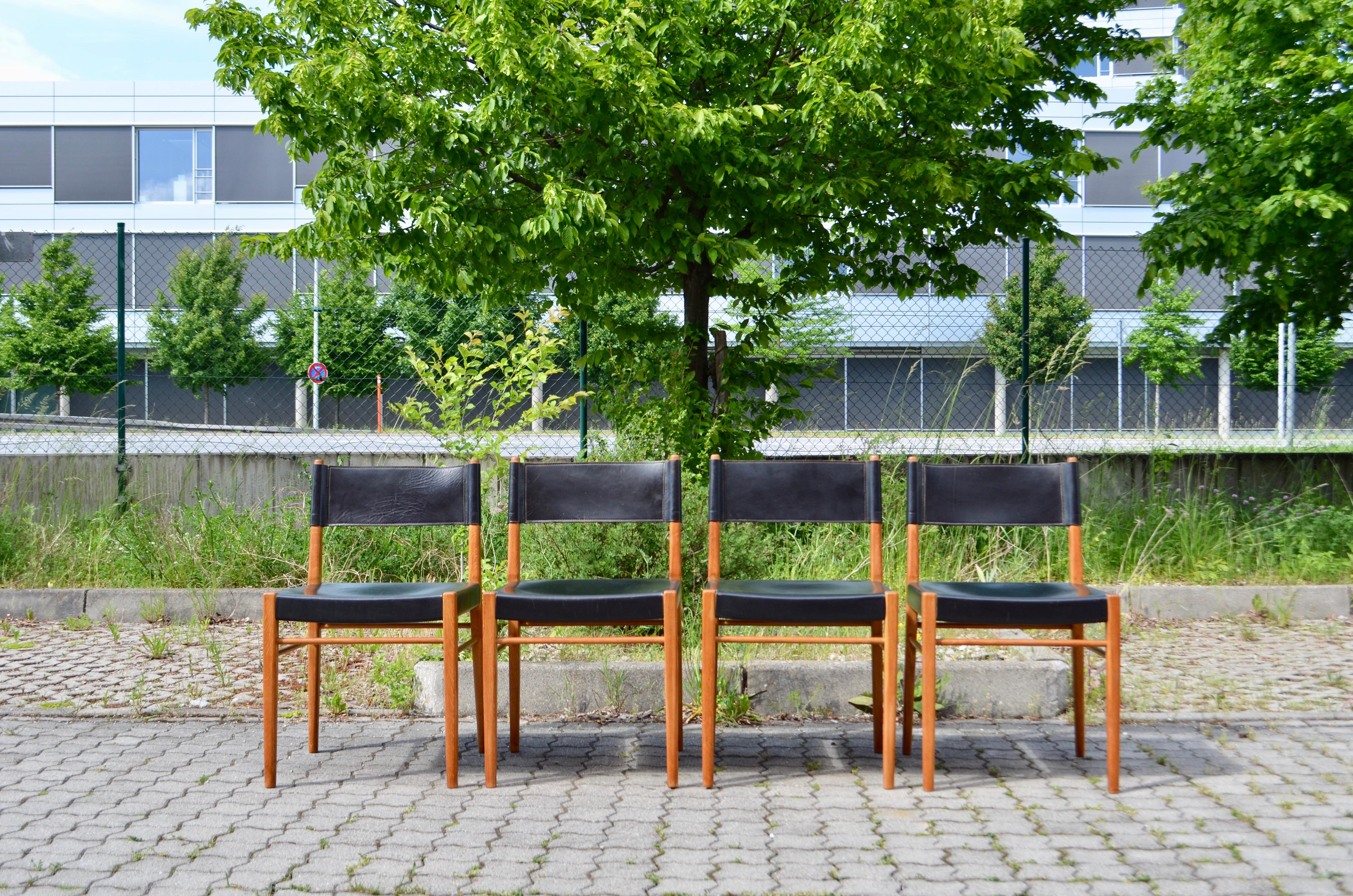 Dieser Stuhl wurde von Helmut Magg für die deutsche Manufaktur Deutsche Werkstätten entworfen.
Das Gestell ist aus geölter Eiche, die Sitzfläche ist aus schwarzem Sattelleder.
Das Modell ist 3024.
Die Stühle sind in gutem Originalzustand.
Satz