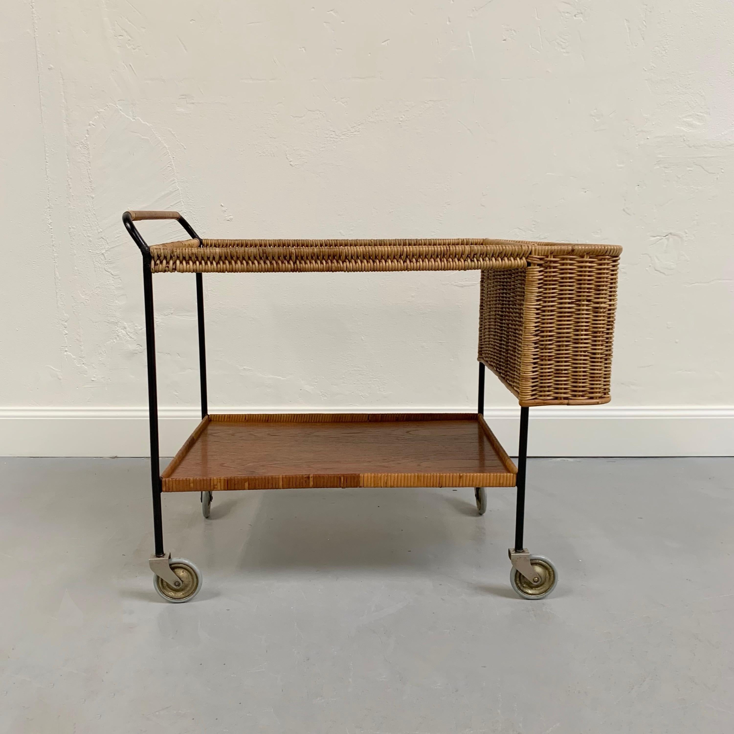 Bel carrello da bar Helmut Magg  o carrello di servizio per Deutsche Werkstätten GmbH, circa 1960, Germania.
Struttura in metallo smaltato nero, rattan intrecciato, teak. 
Due livelli, 4 ruote in metallo. 
Condizioni originali d'epoca.
Tutti gli