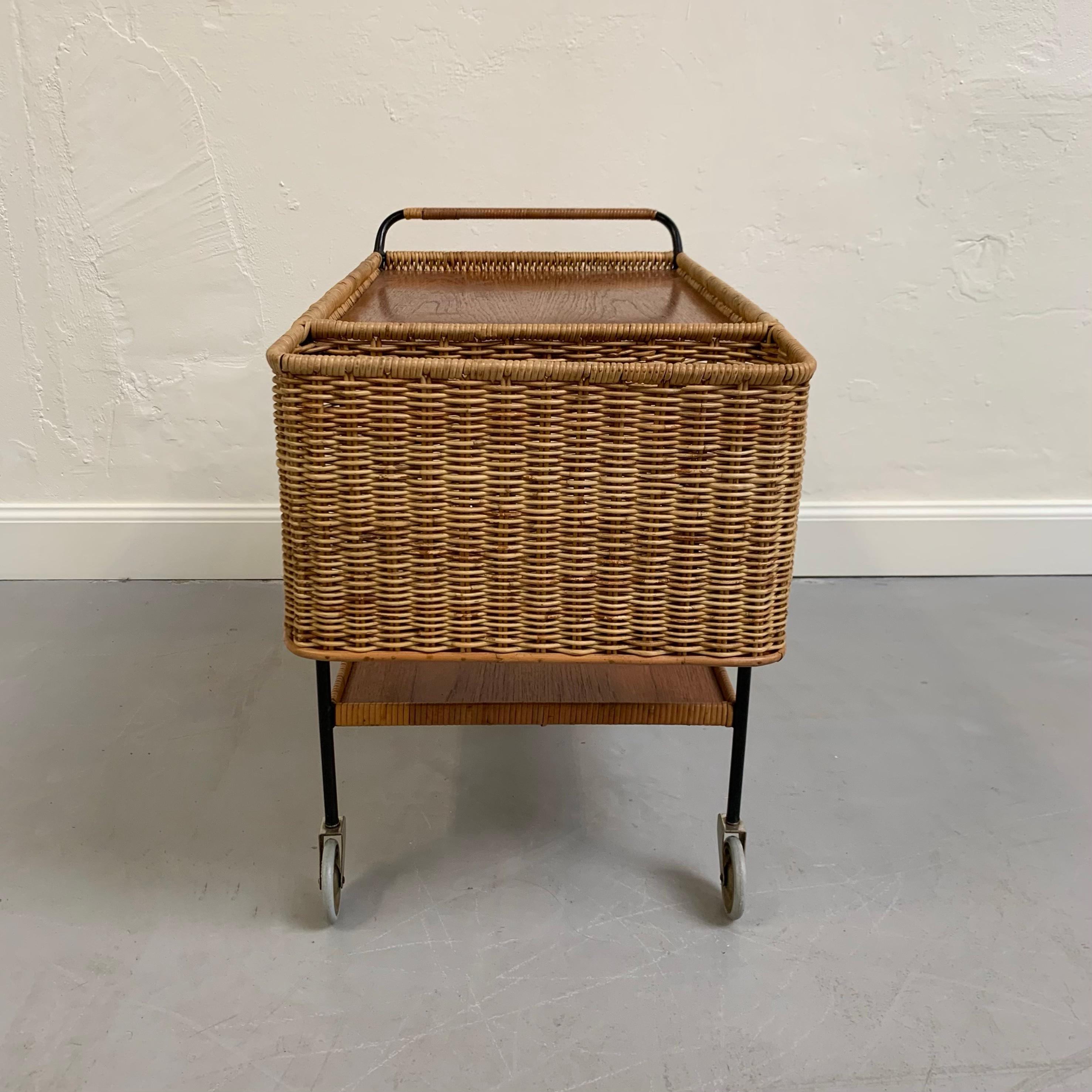 Metà XX secolo Carrello da bar in rattan e teak di Helmut Magg, 1960 circa, Germania. in vendita