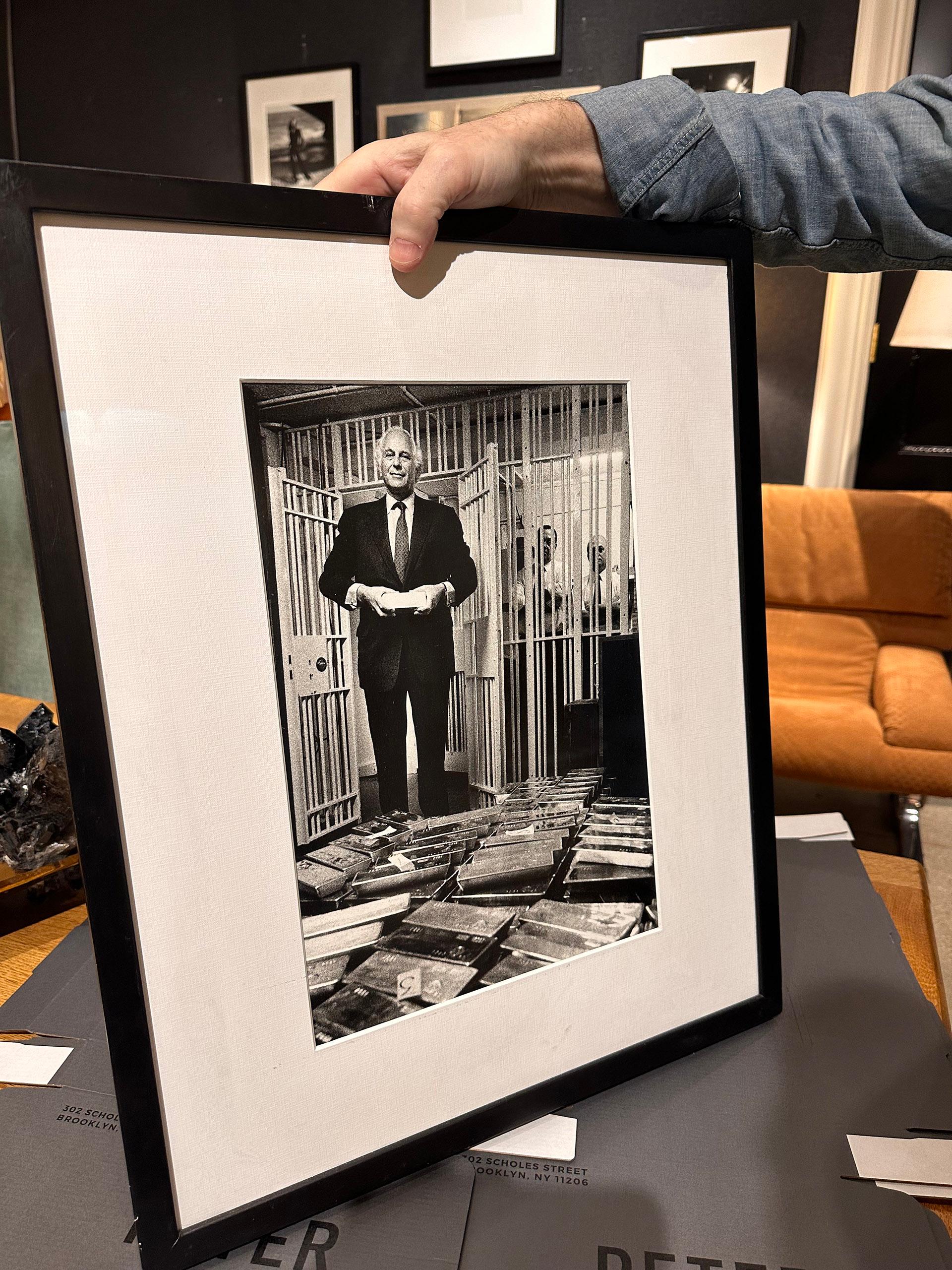 Control of Gold d'Evelyn Rothschild, Londres - Moderne Photograph par Helmut Newton