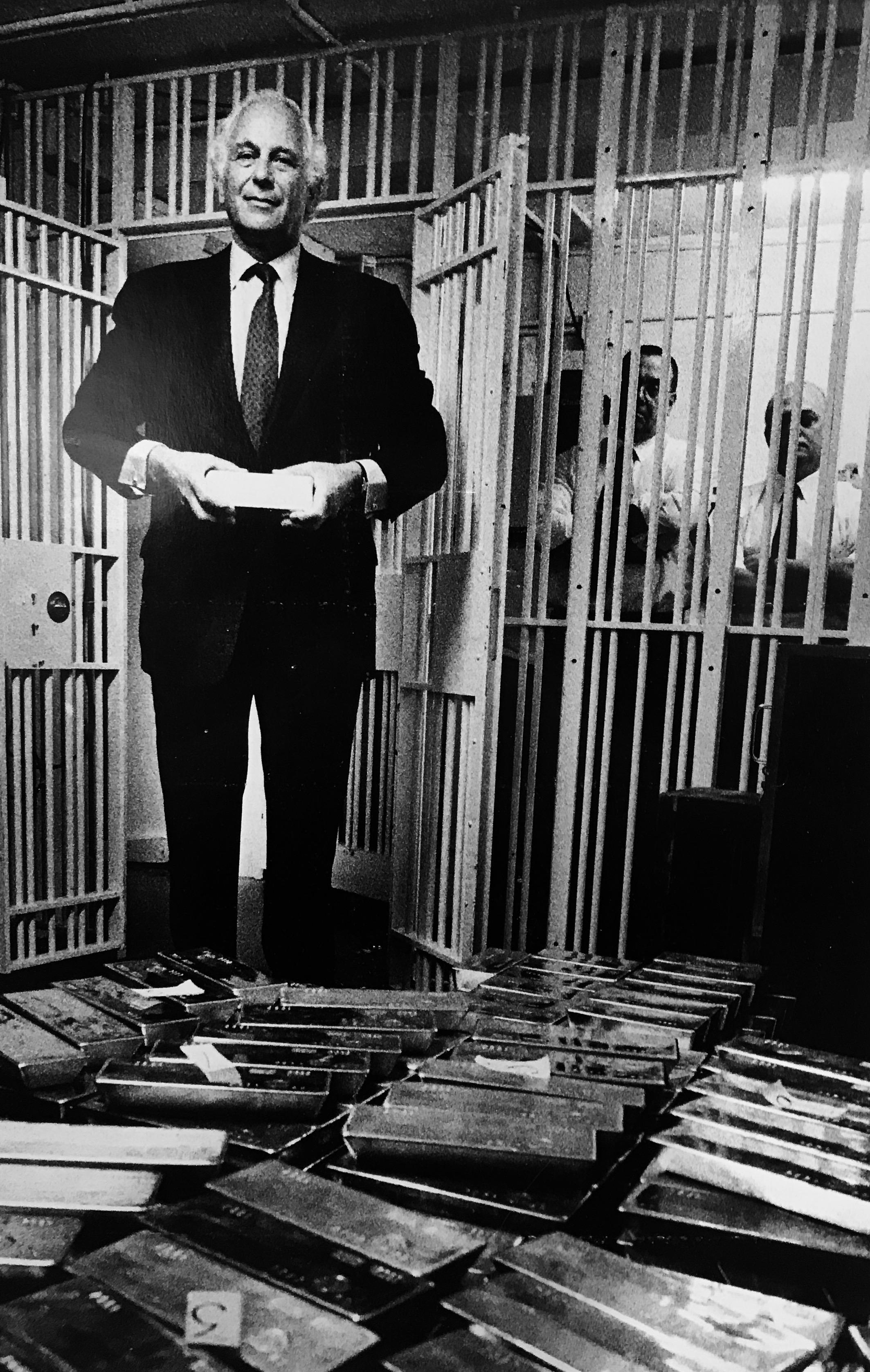 Figurative Photograph Helmut Newton - Control of Gold d'Evelyn Rothschild, Londres