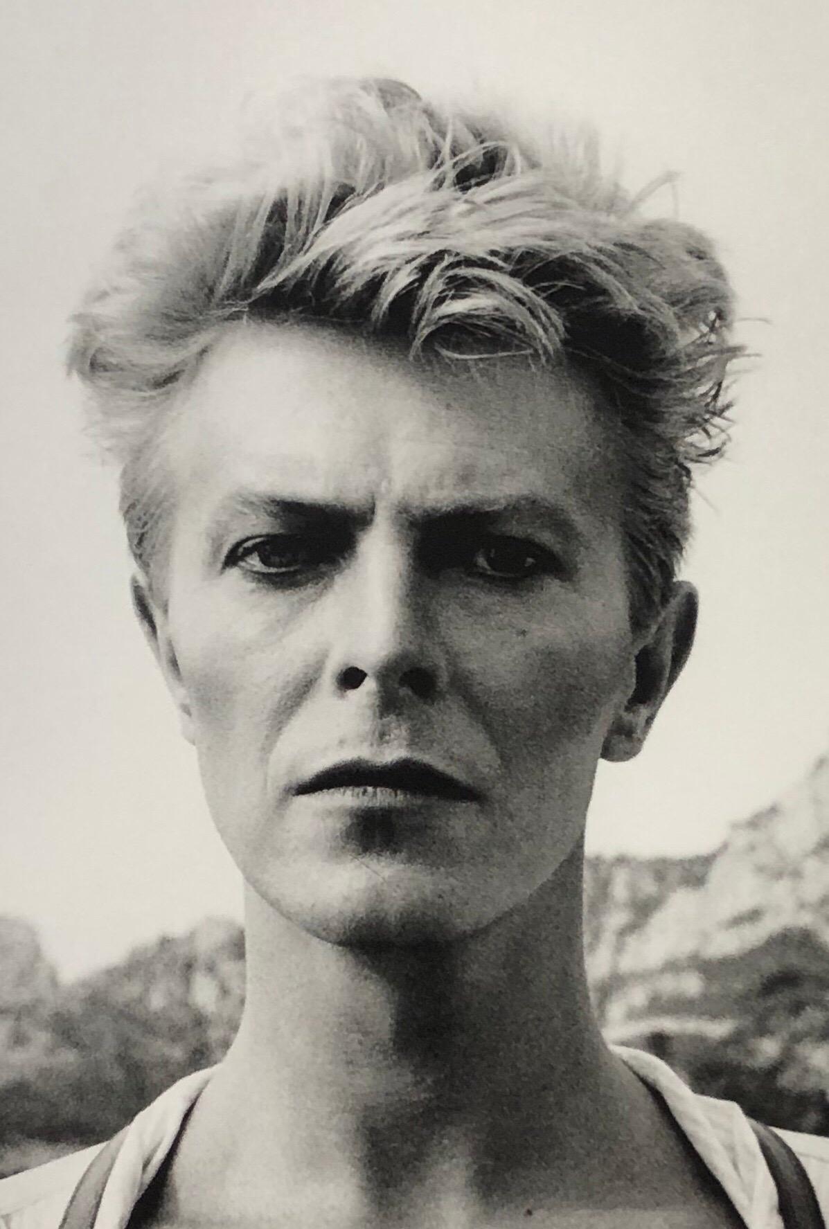 „David Bowie, Monte Carlo 1893“, Vintage-Silber-Gelatine von Helmut Newton 9