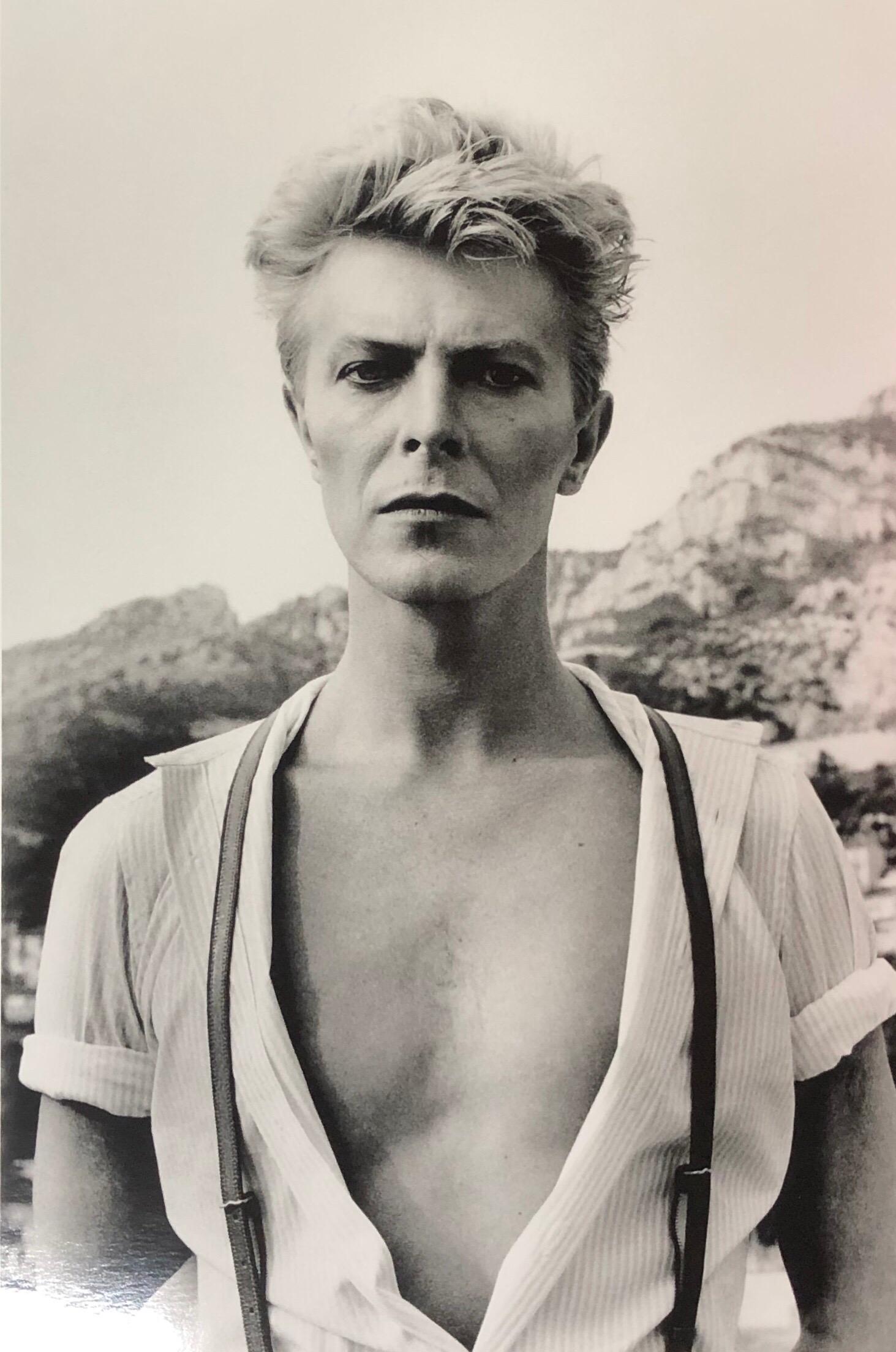 Diese ikonische Aufnahme von Newtons großem Freund David Bowie ist eine seiner besten Aufnahmen, die er in sein berühmtes Buch "Sumo" aufnahm. Dieses außergewöhnliche Vintage-Foto wurde 1983 in Monte Carlo aufgenommen und bietet eine seltene