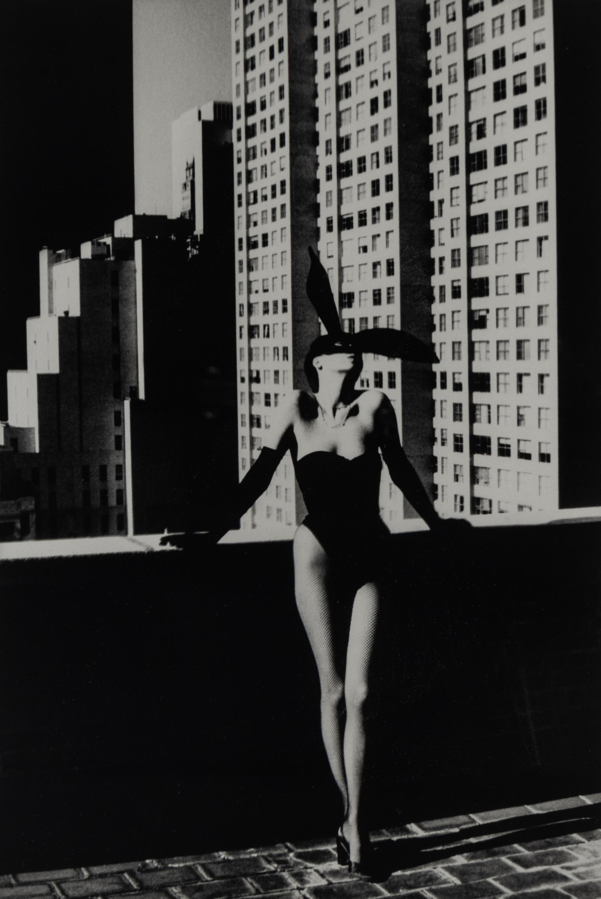 Elsa Peretti a New York, fotografia di moda in bianco e nero di Helmut Newton

1975/stampato successivamente

Accompagnato da un certificato di autenticità

Stampa alla gelatina d'argento

20 x 16 pollici (50,8 x 40,6 cm), foglio

Helmut Newton era