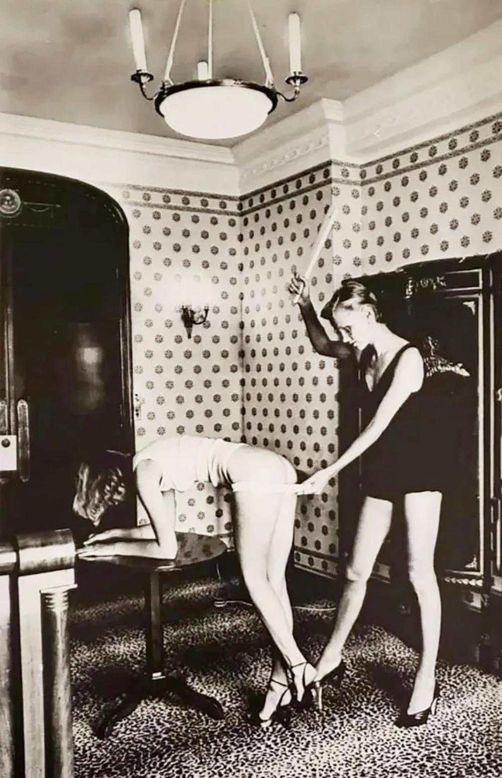 HELMUT NEWTON, INTERIOR, NICE 1977 - HANDsigniert FROM SPECIAL COLLECTION 1979 – Photograph von Helmut Newton