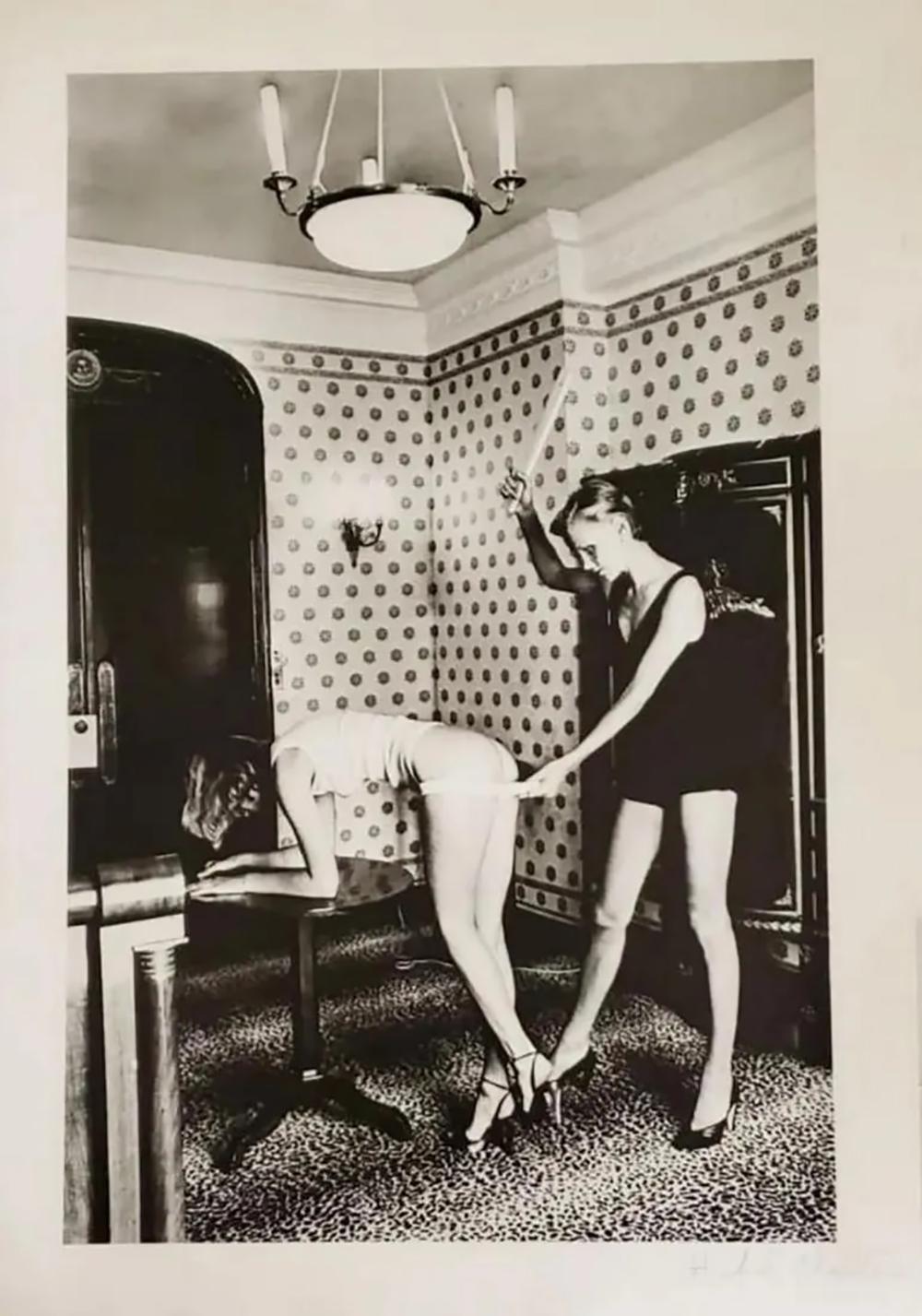 HELMUT NEWTON, INTERIOR, NICE 1977 - HANDsigniert FROM SPECIAL COLLECTION 1979 (Zeitgenössisch), Photograph, von Helmut Newton
