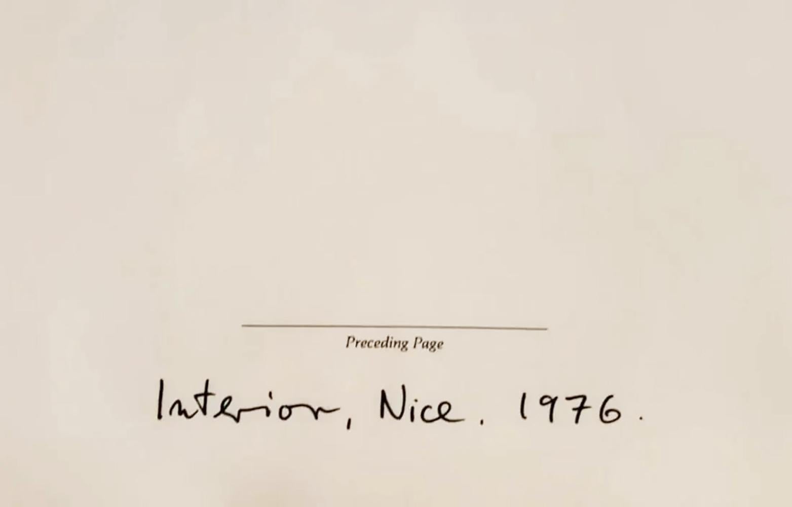 Helmut Newton, Innenraum, Nizza 1977
Original Handsigniert (Bleistift) von Helmut Newton unten rechts Foto aus der Special Collection Serie, fast 50 Jahre alt! Dieses Los ist Teil von Helmut Newtons ''Special Collection 24 Photo Lithos''