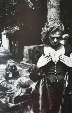 HELMUT NEWTON „PERE LACHAISE TOMB OF TALMA 1977“ HANDsigniert