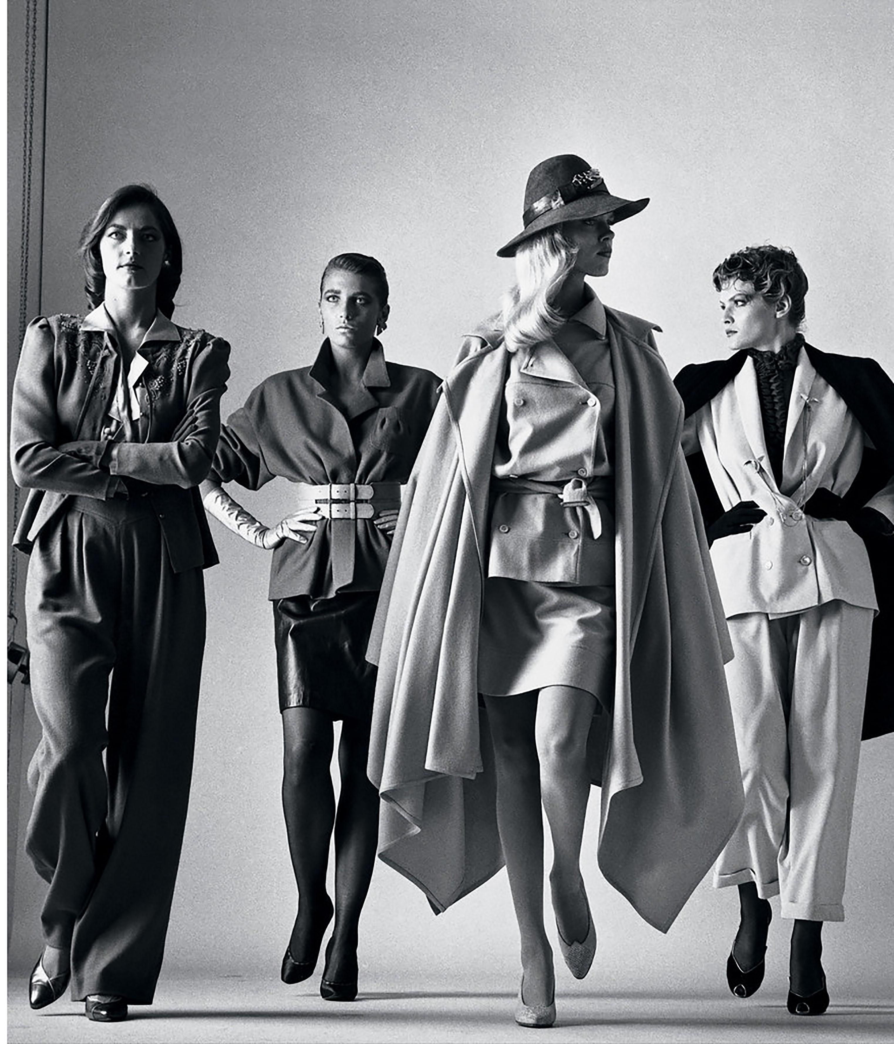 Helmut Newton:: « Sie Kommen » 1981:: imprimé gélatino-argentique original signé 2