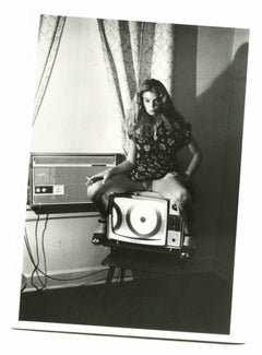 Kristine DeBell – Vintage-Foto von Helmut Newton – 1970er Jahre