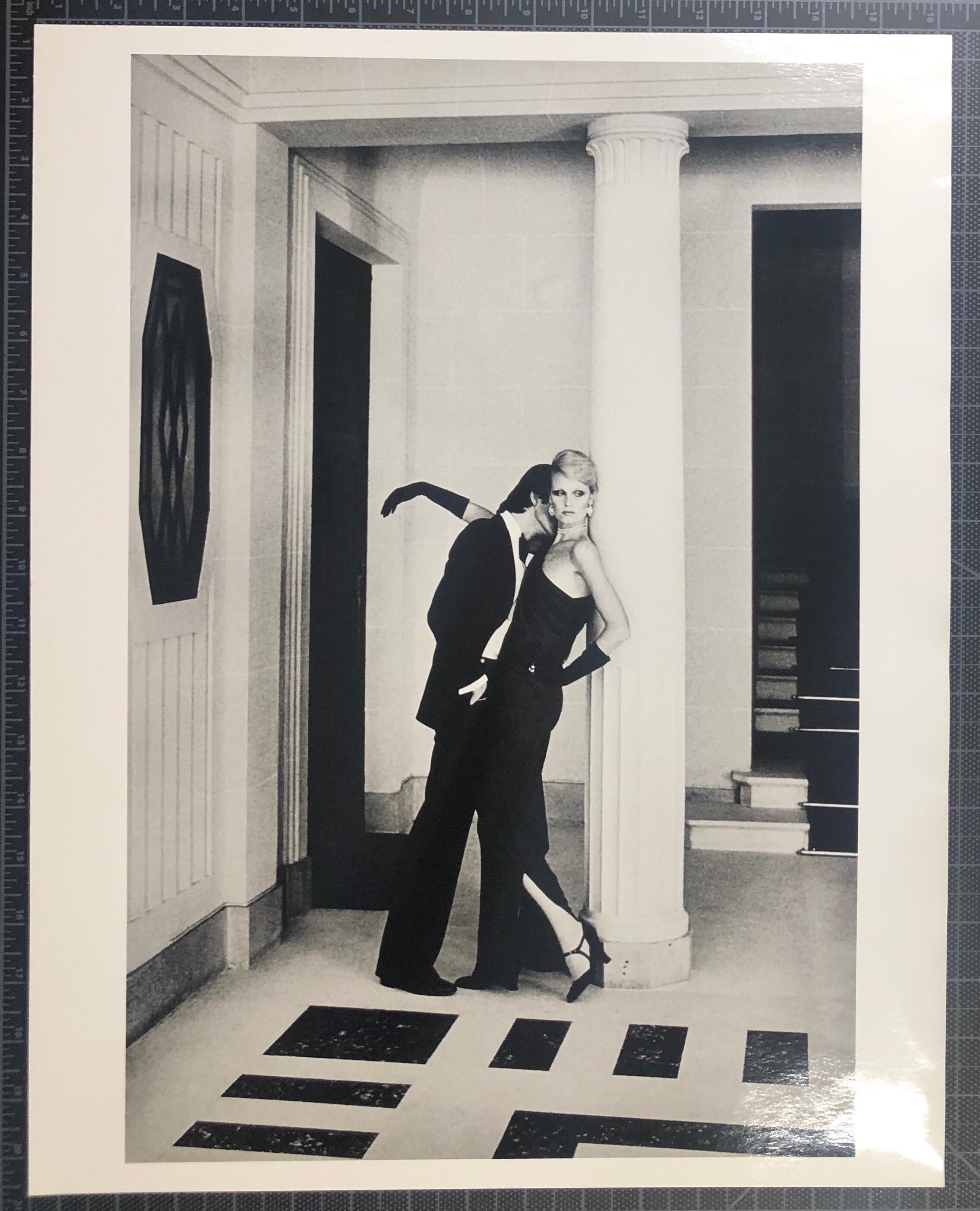 « Man Kissing Woman, Paris » - Imprimé à la gélatine argentique vintage d'Helmut Newton en vente 8