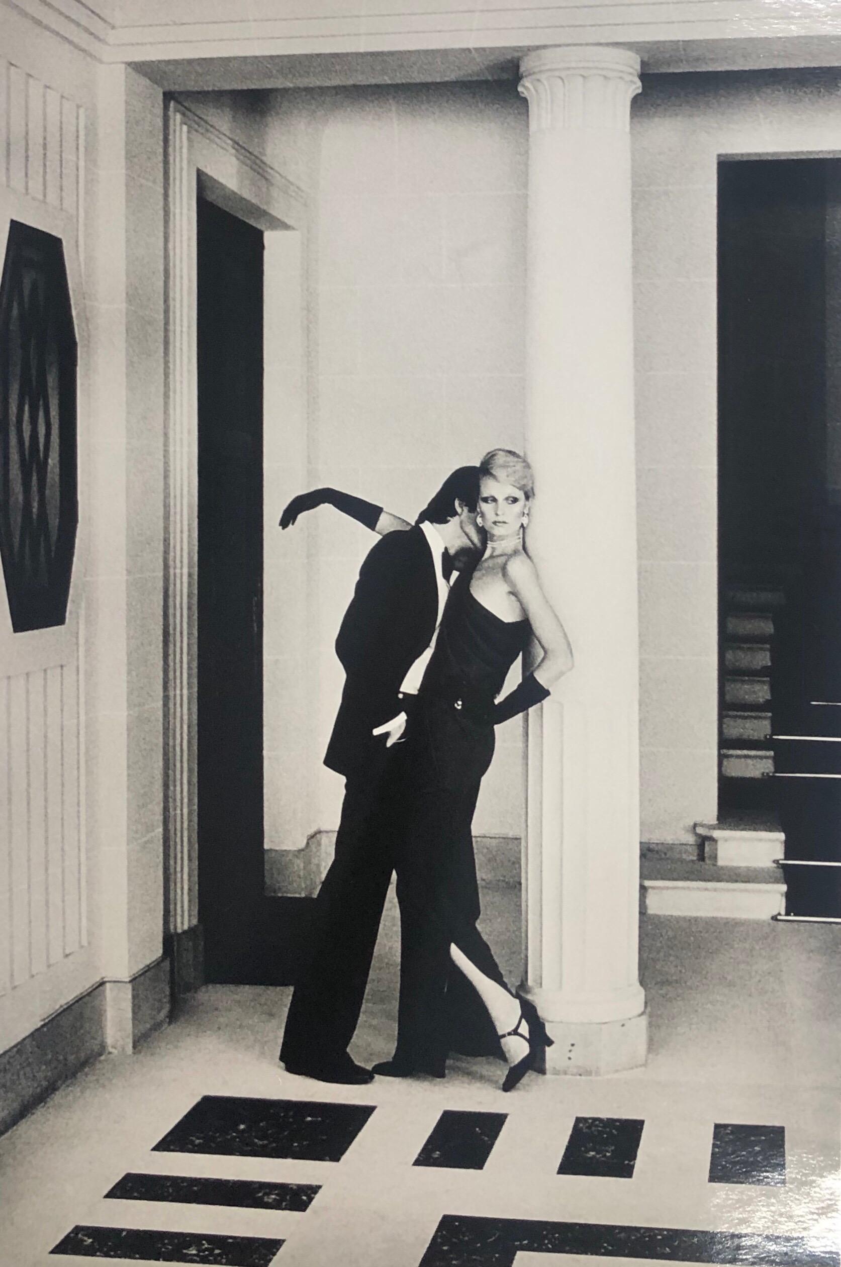 « Man Kissing Woman, Paris » - Imprimé à la gélatine argentique vintage d'Helmut Newton en vente 9