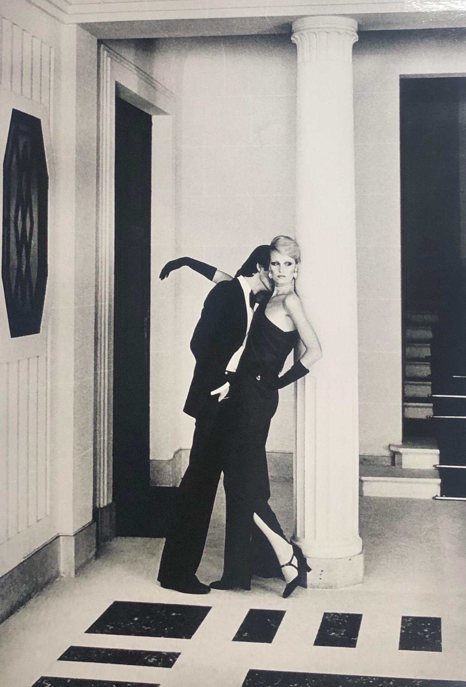 "Mann küsst Frau, Paris" Silbergelatine-Druck von Helmut Newton, aufgenommen für YSL und die französische Vogue.  Das Bild misst ungefähr 13 "x19" auf einem 16,5 "x20" großen Silbergelatineblatt.  Eines der beliebtesten Bilder der Kollektion