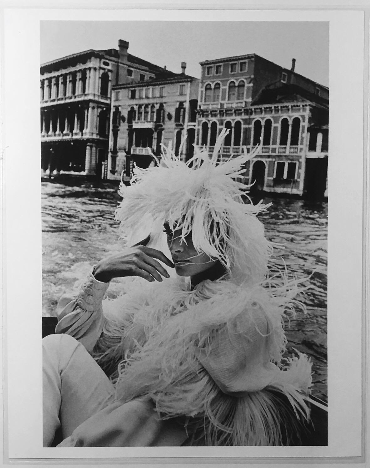 « Modèle à Venise » imprimé à la gélatine argentique d'origine par Helmut Newton, 1966 en vente 1