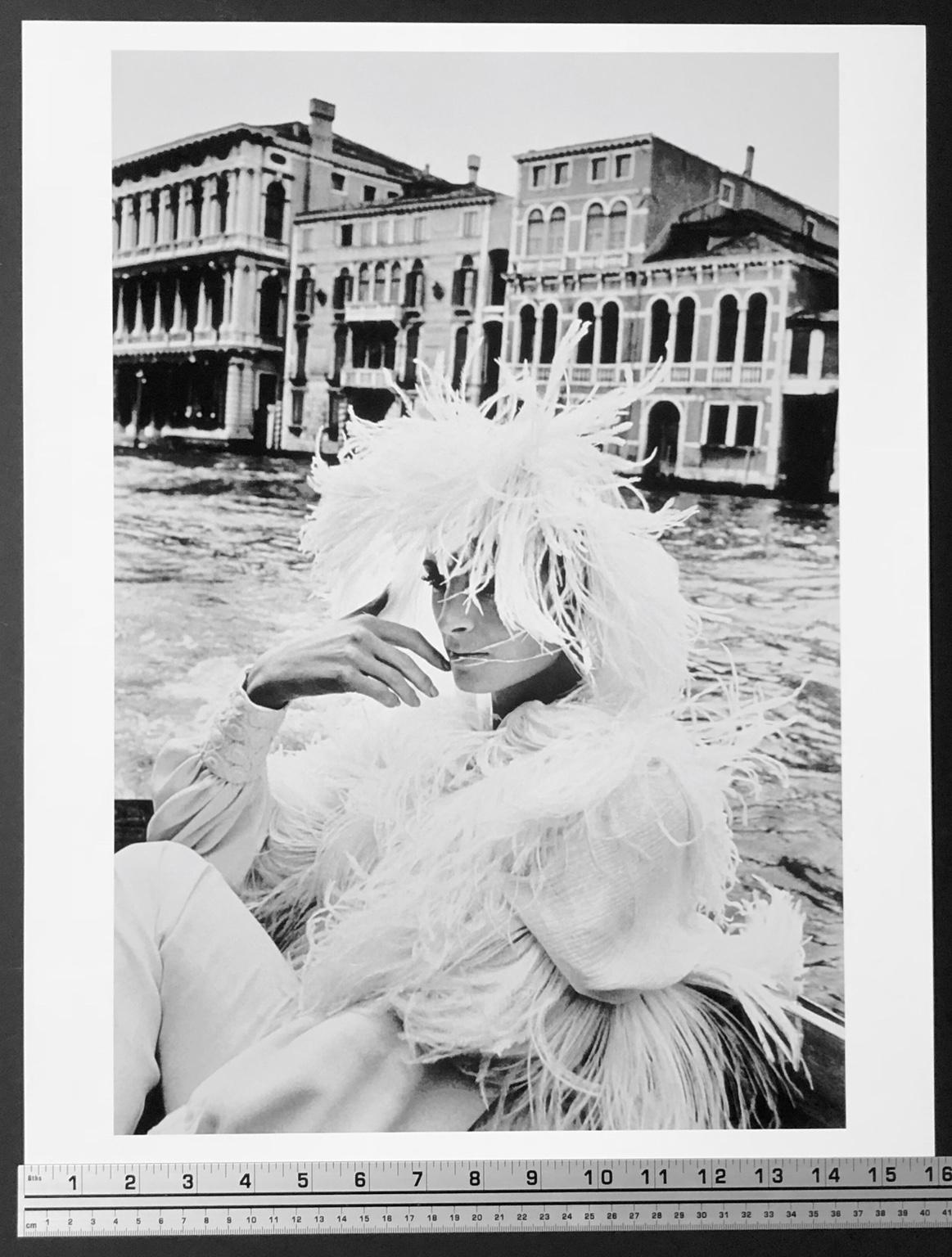« Modèle à Venise » imprimé à la gélatine argentique d'origine par Helmut Newton, 1966 en vente 2