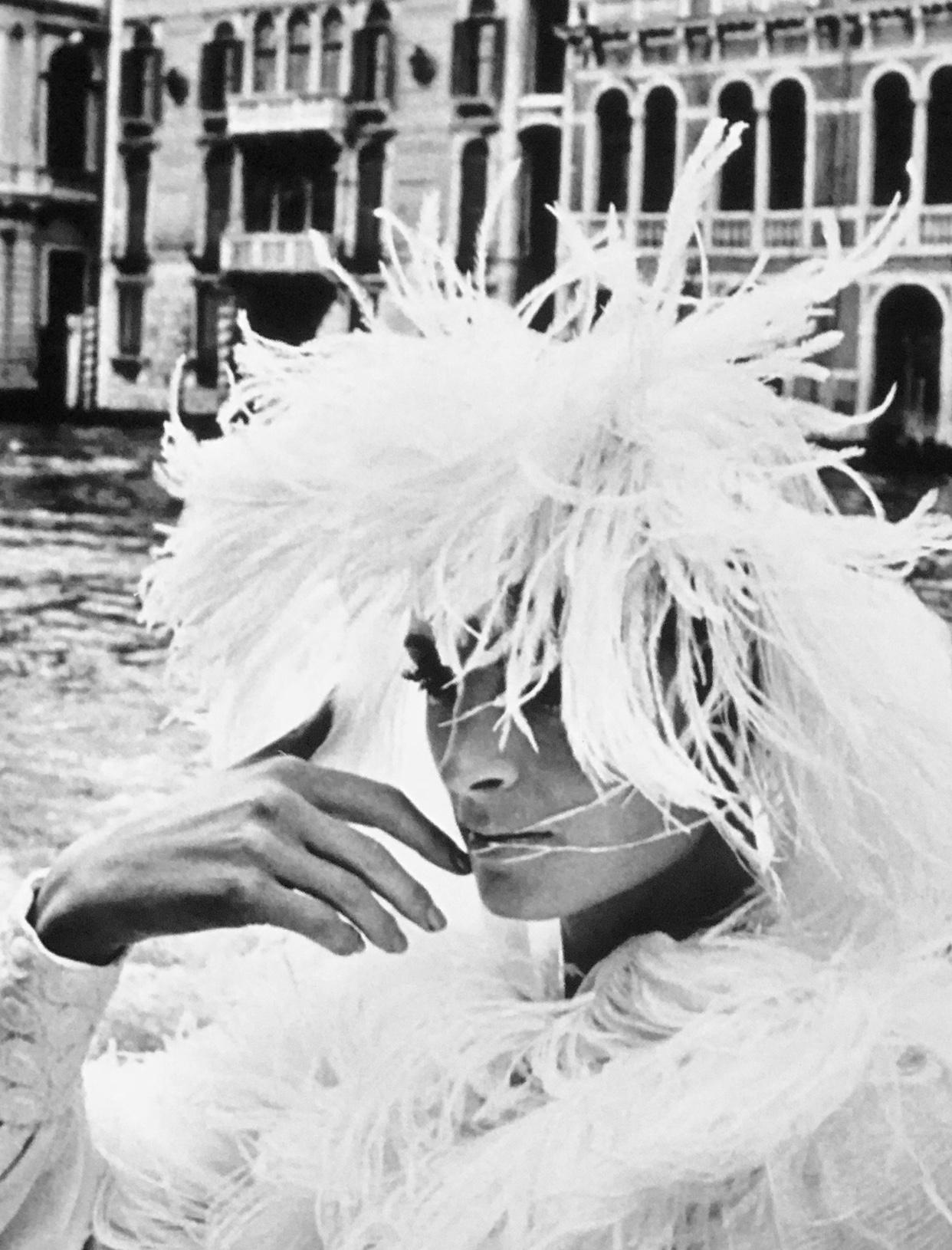 « Modèle à Venise » imprimé à la gélatine argentique d'origine par Helmut Newton, 1966 en vente 5
