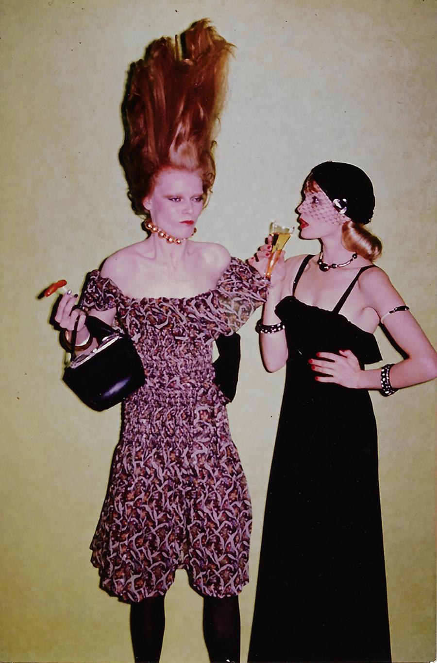Helmut Newton Color Photograph – Modelle mit Cocktails für das Magazin Nova