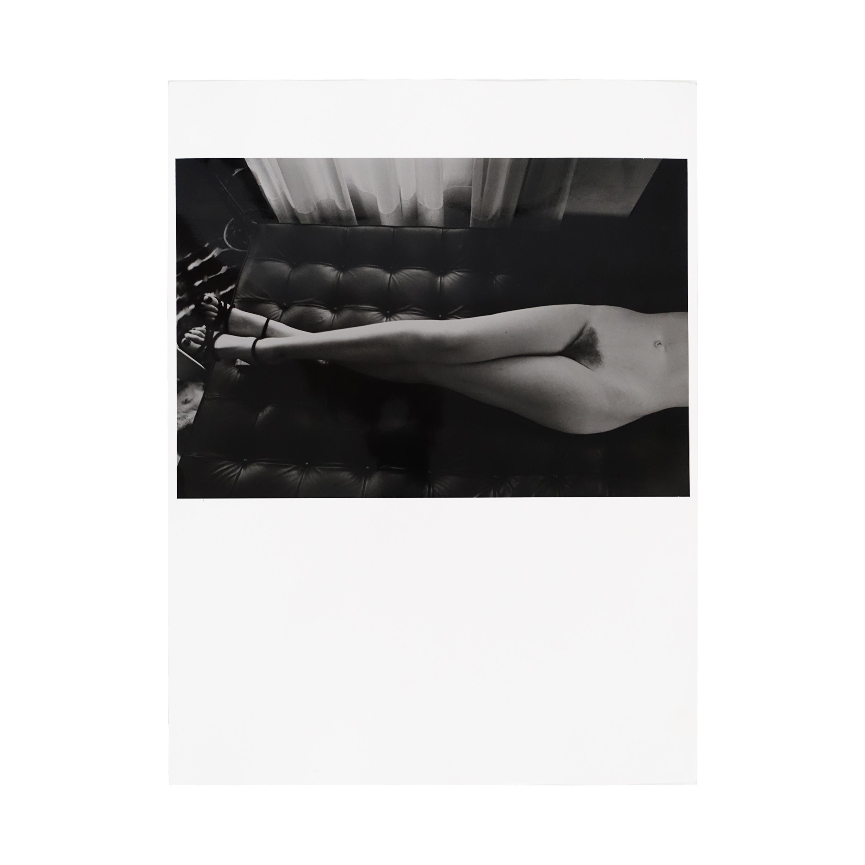 Originaler Vintage-Abzug von Helmut Newton aus den siebziger Jahren, versehen mit Originalstempeln des Fotografen und mit einem Echtheitszertifikat, ausgestellt von Davide Manfred, dem ehemaligen italienischen Vertreter des Künstlers.

Helmut Newton