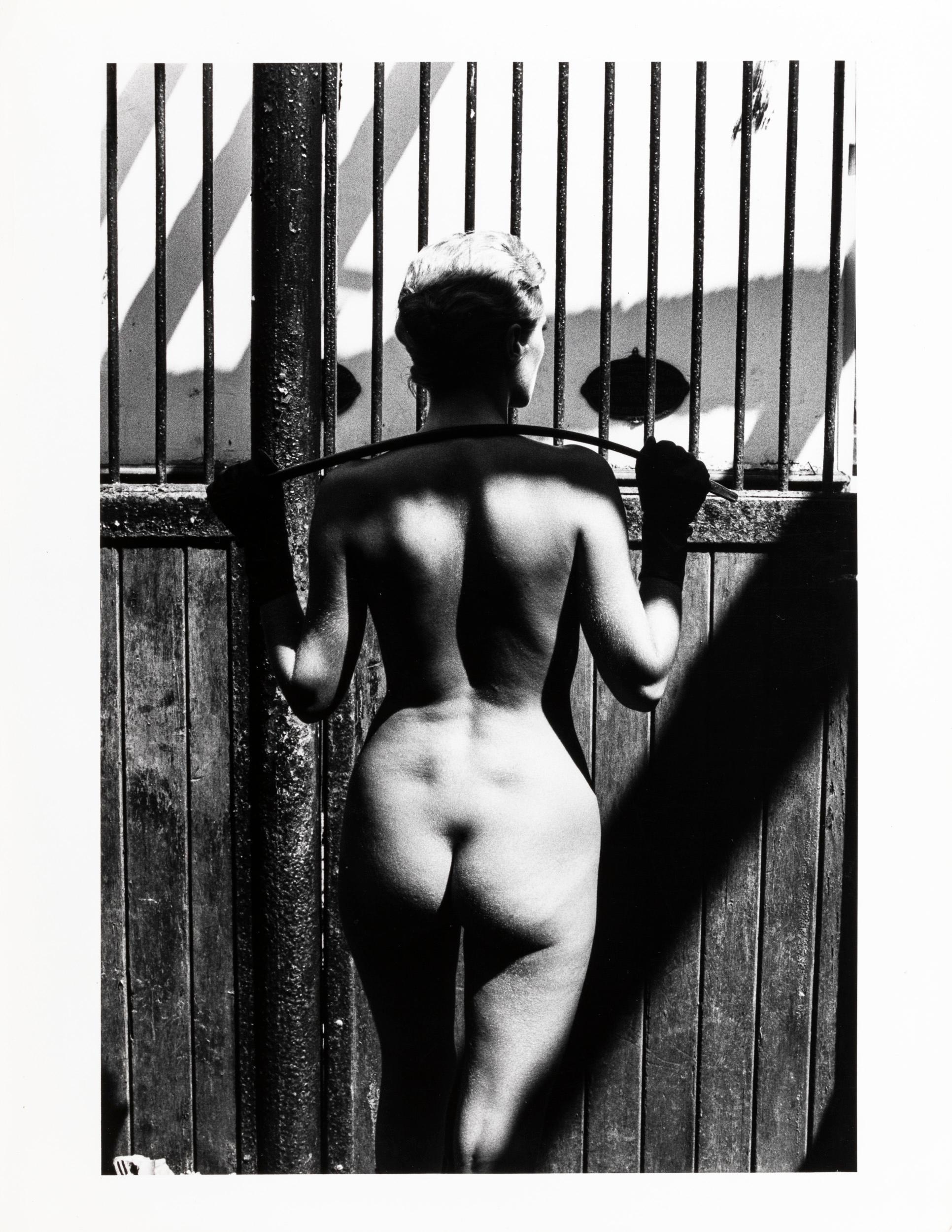 Helmut Newton Nude Photograph - Rosalyn at Arcangue, 1975, Fotografia Bianco e nero, Stampa vintage 