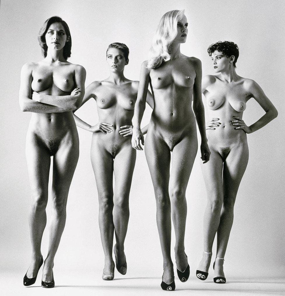 Helmut Newton Nude Photograph – Sie Kommen (Nackt) – signierte Auflage:: 20x24