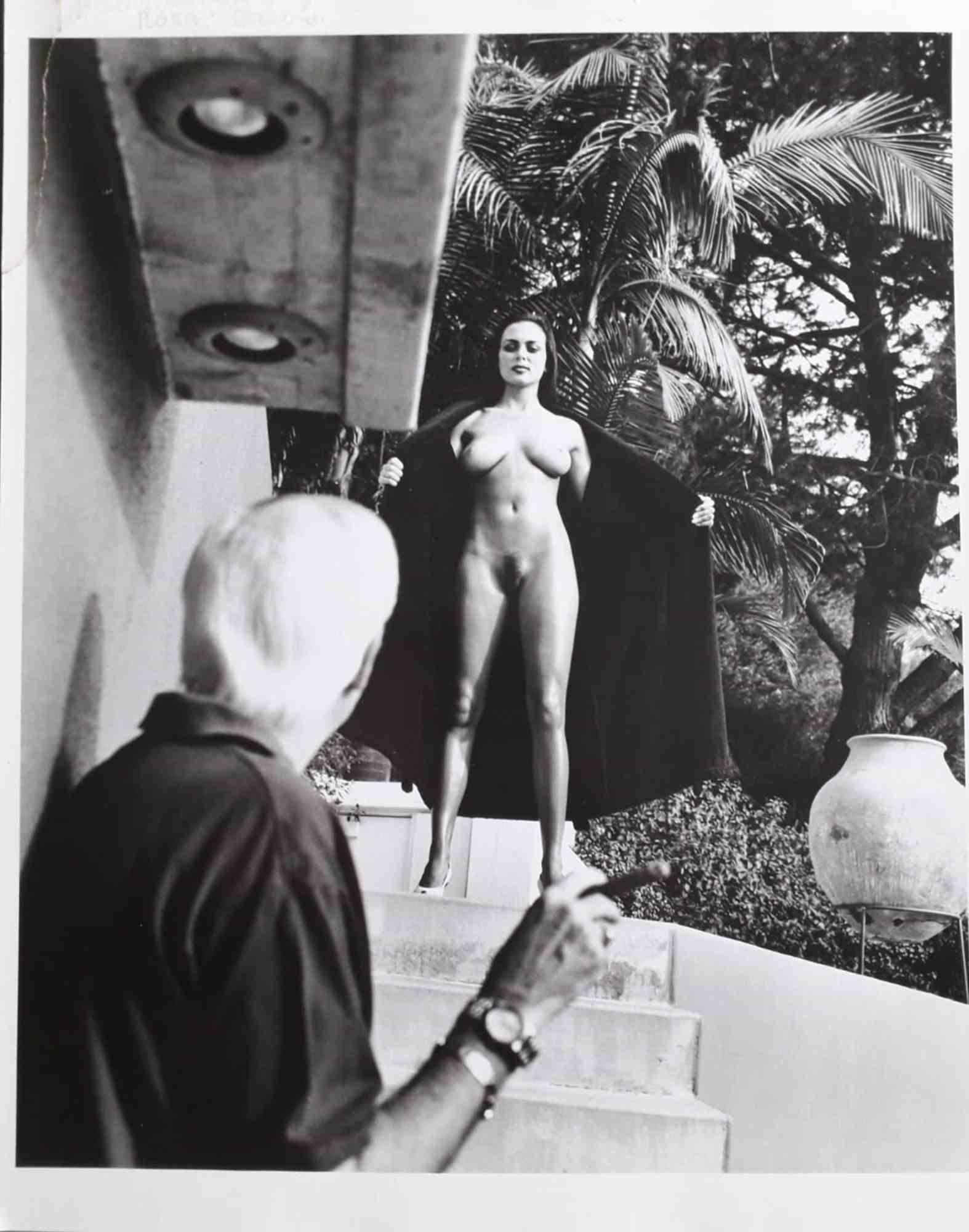 Voyeurism for Playboy is a black and white photograph realized by Helmut Newton.

Black and white photograph. 

From the series "Voyeurism " realized by Newton for Playboy magazine.