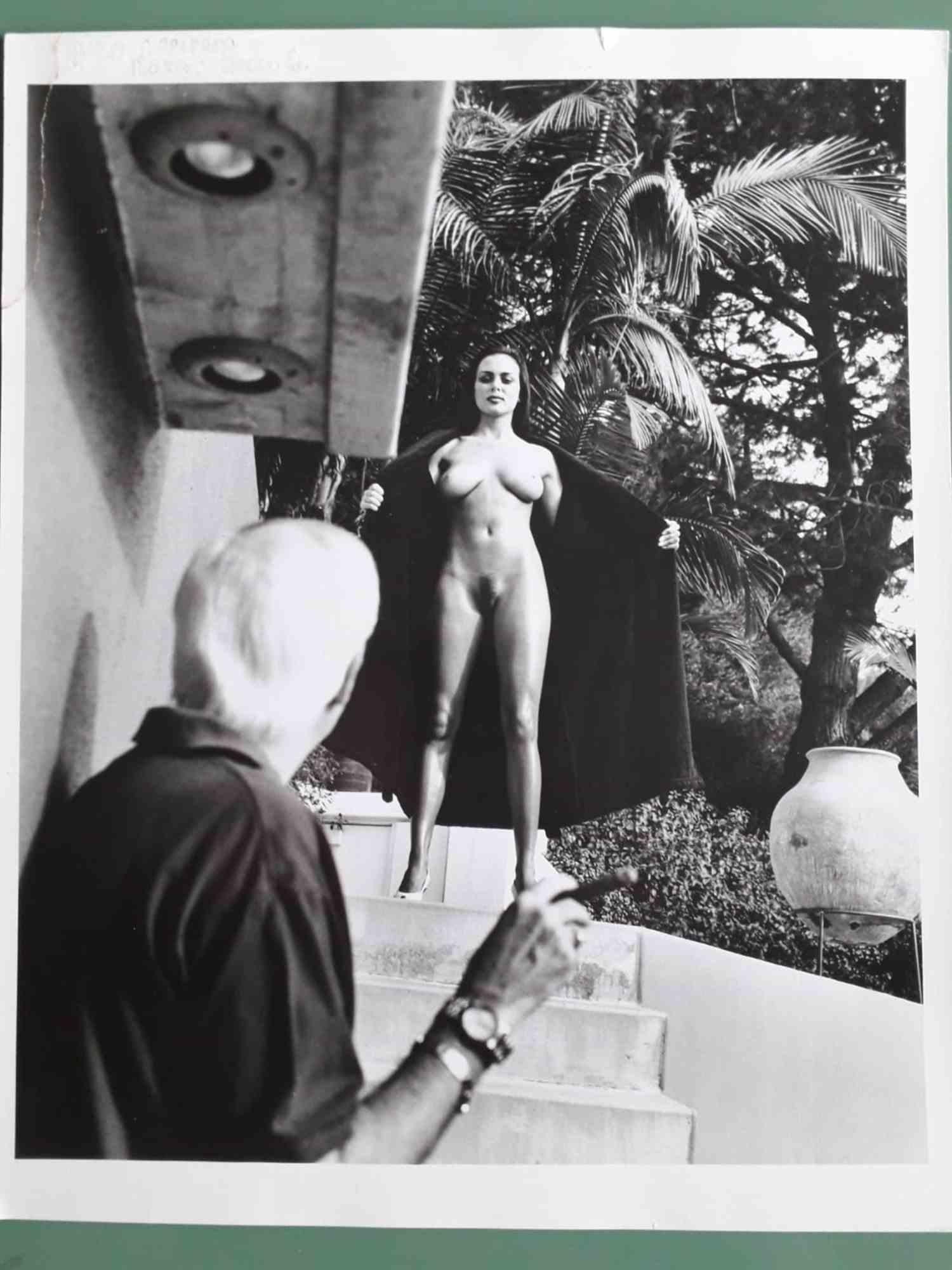 Voyeurism for Playboy is a black and white photograph realized by Helmut Newton.

Black and white photograph. 

From the series "Voyeurism " realized by Newton for Playboy magazine.

