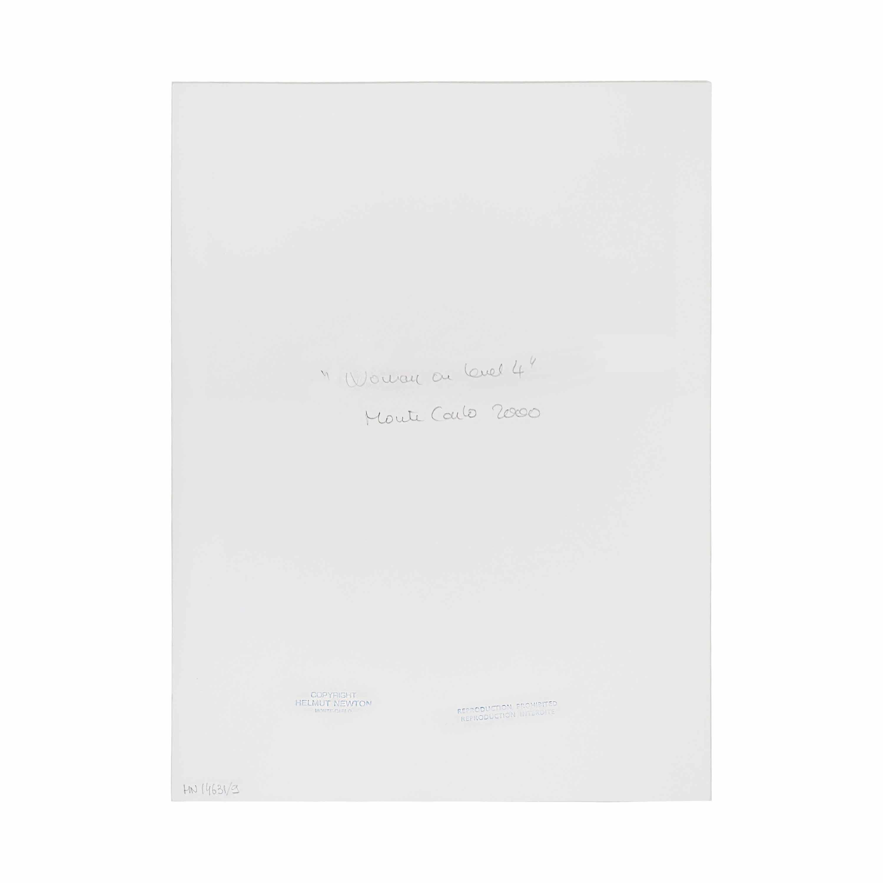 Frau auf einer Stufe Vier, Monte Carlo Gelatinesilberdruck, Schwarz-Weiß-Fotografie (Zeitgenössisch), Photograph, von Helmut Newton