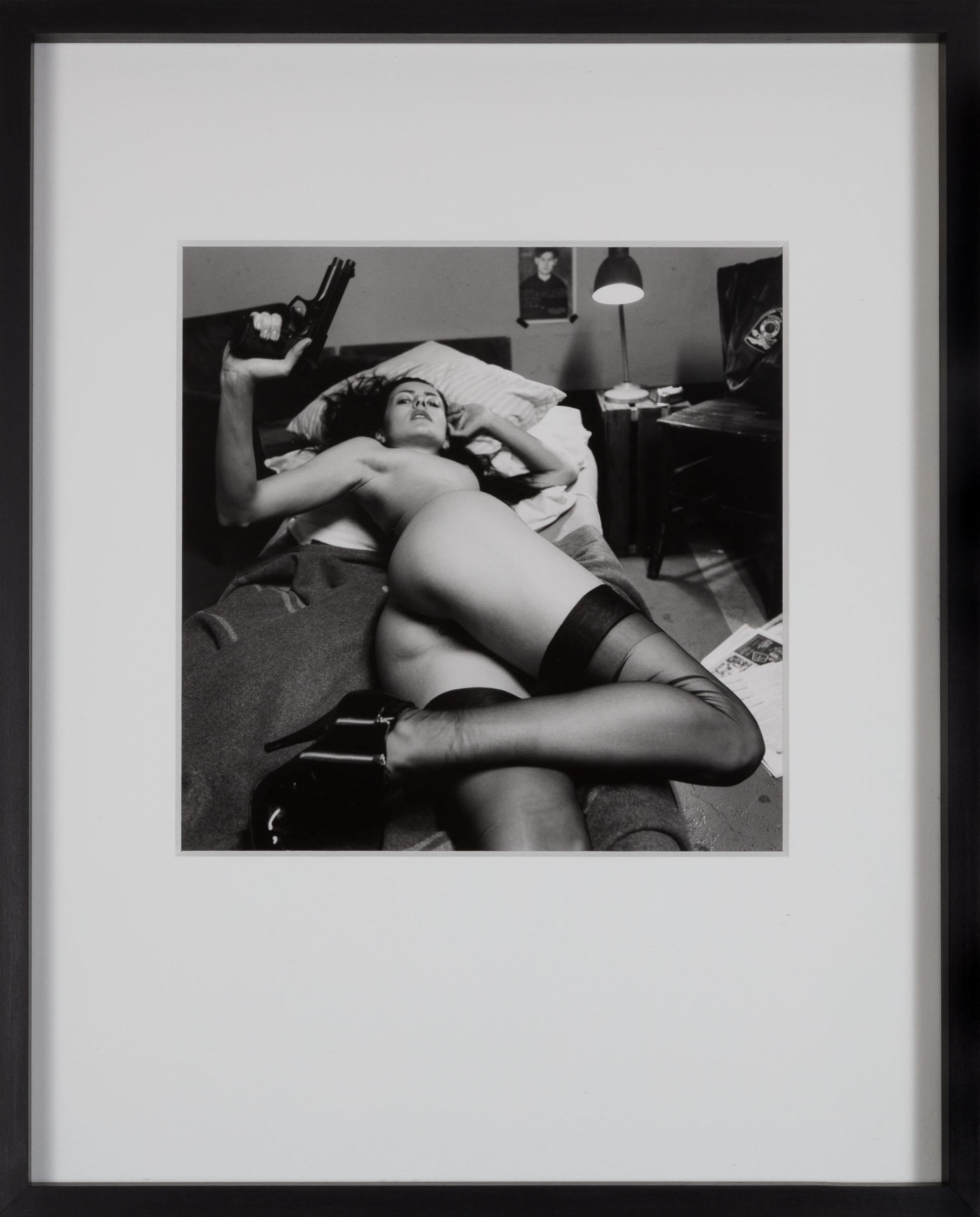 Une impression vintage de Helmut Newton, datant de l'année 2000, portant des tampons originaux au verso et accompagnée d'un certificat d'authenticité émis par Davide Manfredi, ancien représentant italien de l'artiste.  Cachet original de l'artiste