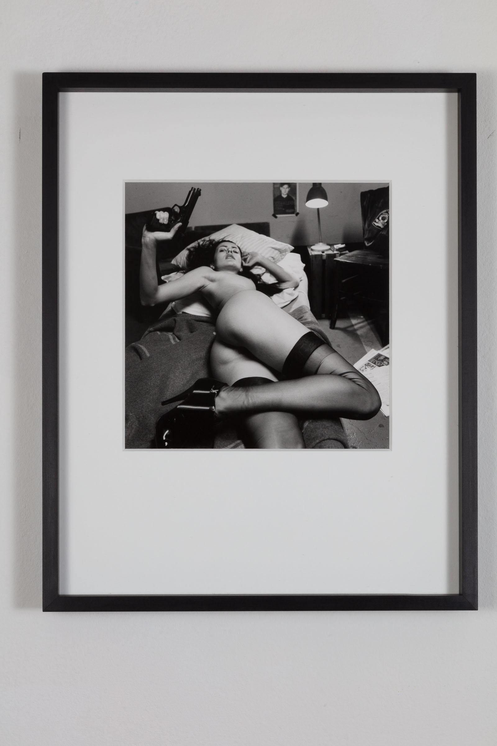 Frau auf einer Stufe Vier, Monte Carlo Gelatinesilberdruck, Schwarz-Weiß-Fotografie im Angebot 2