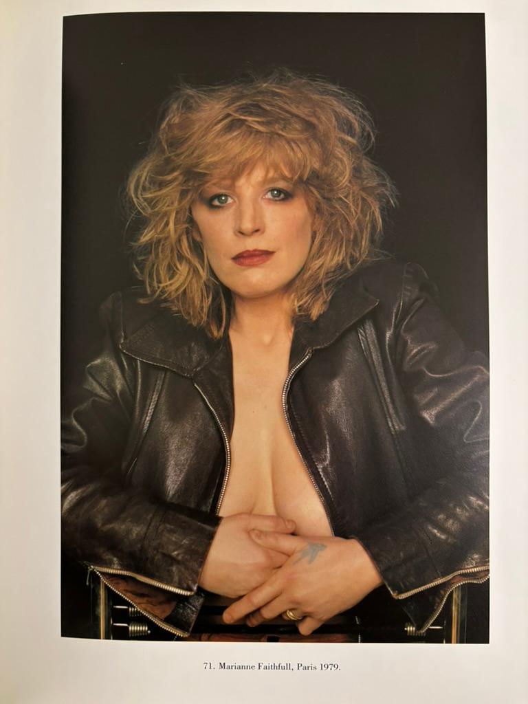 Ritratti. New York: Pantheon Books, 1987. Prima edizione. Una serie di ritratti fotografici del famoso fotografo di moda e di celebrità Helmut Newton. Dall'introduzione: 