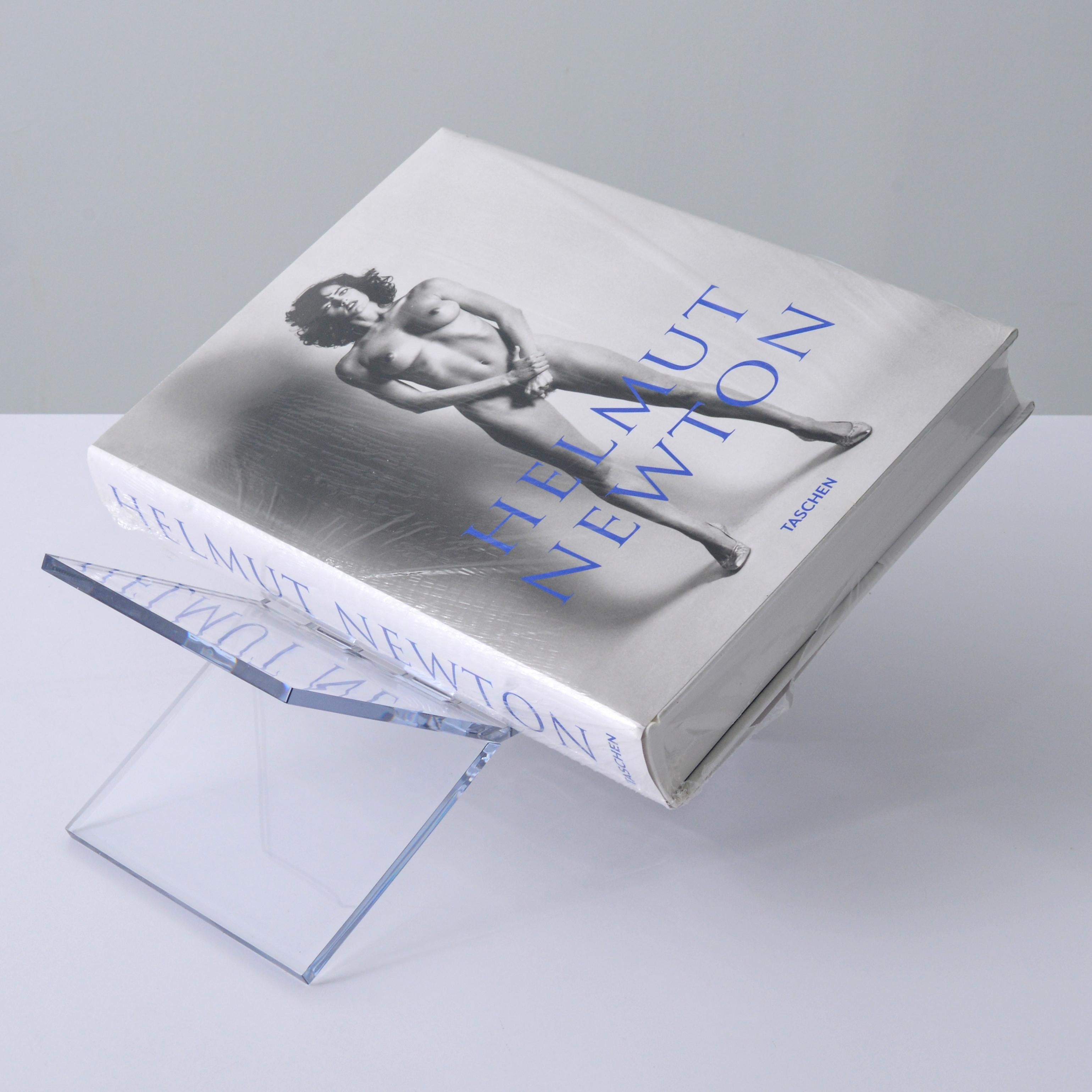 Artista/Designer; Produttore: Helmut Newton (tedesco 1920-2004)
Segni particolari; note: nessun segno evidente (il libro è incartato); tiratura di 10.000 copie
Materiali: carta, acrilico
Dimensioni (H, L, P): libro: 15 "h, 10.75 "l, 2.25 "p;