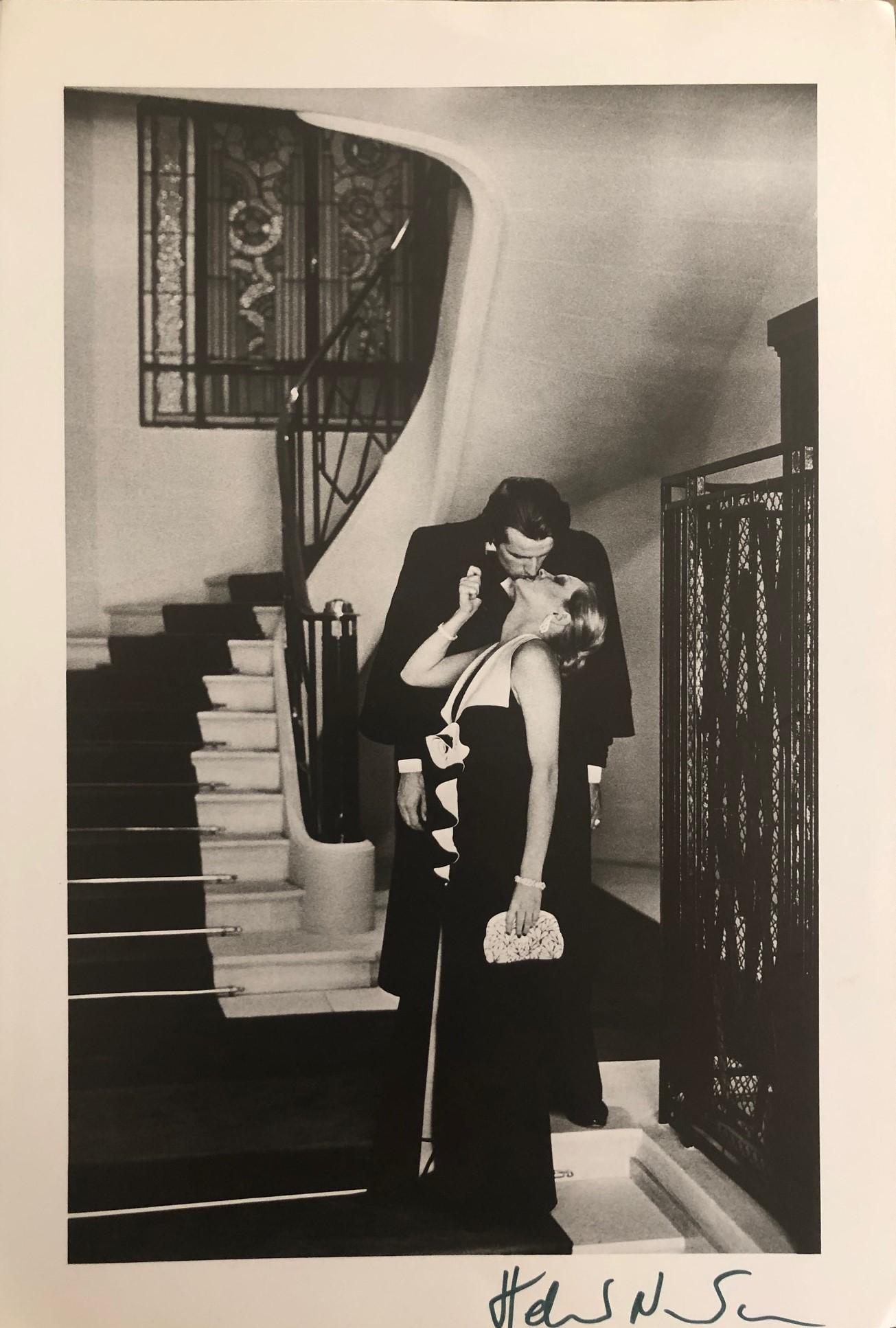 Signierte Schwarz-Weiß-Fotolithografie von Helmut Newton, um 1975. Unten rechts in schwarzer Tinte signiert; verso mit dem Vermerk 
