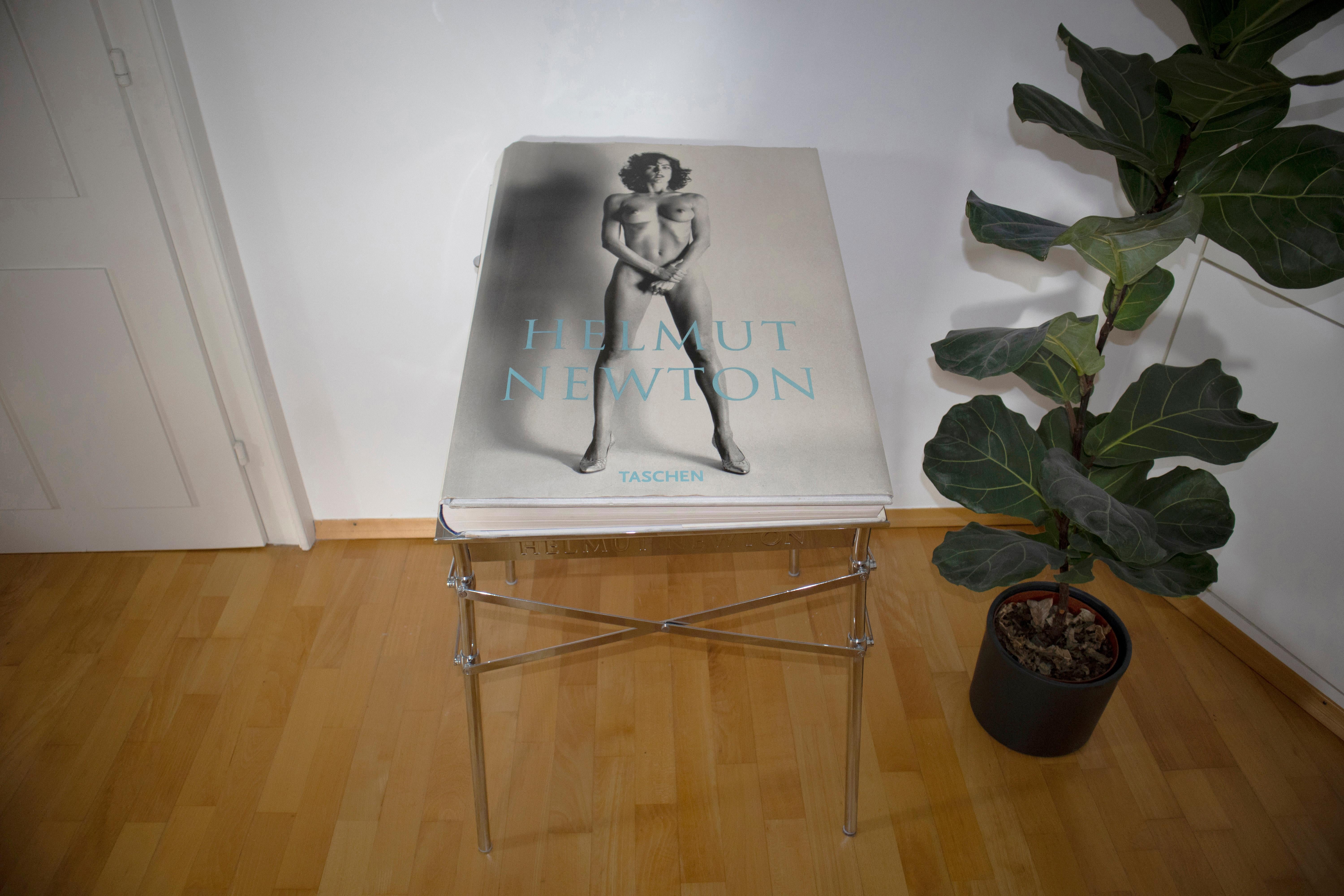 Postmoderne Helmut Newton Sumo - Enorme livre en édition limitée avec Stand Philippe Starck en vente