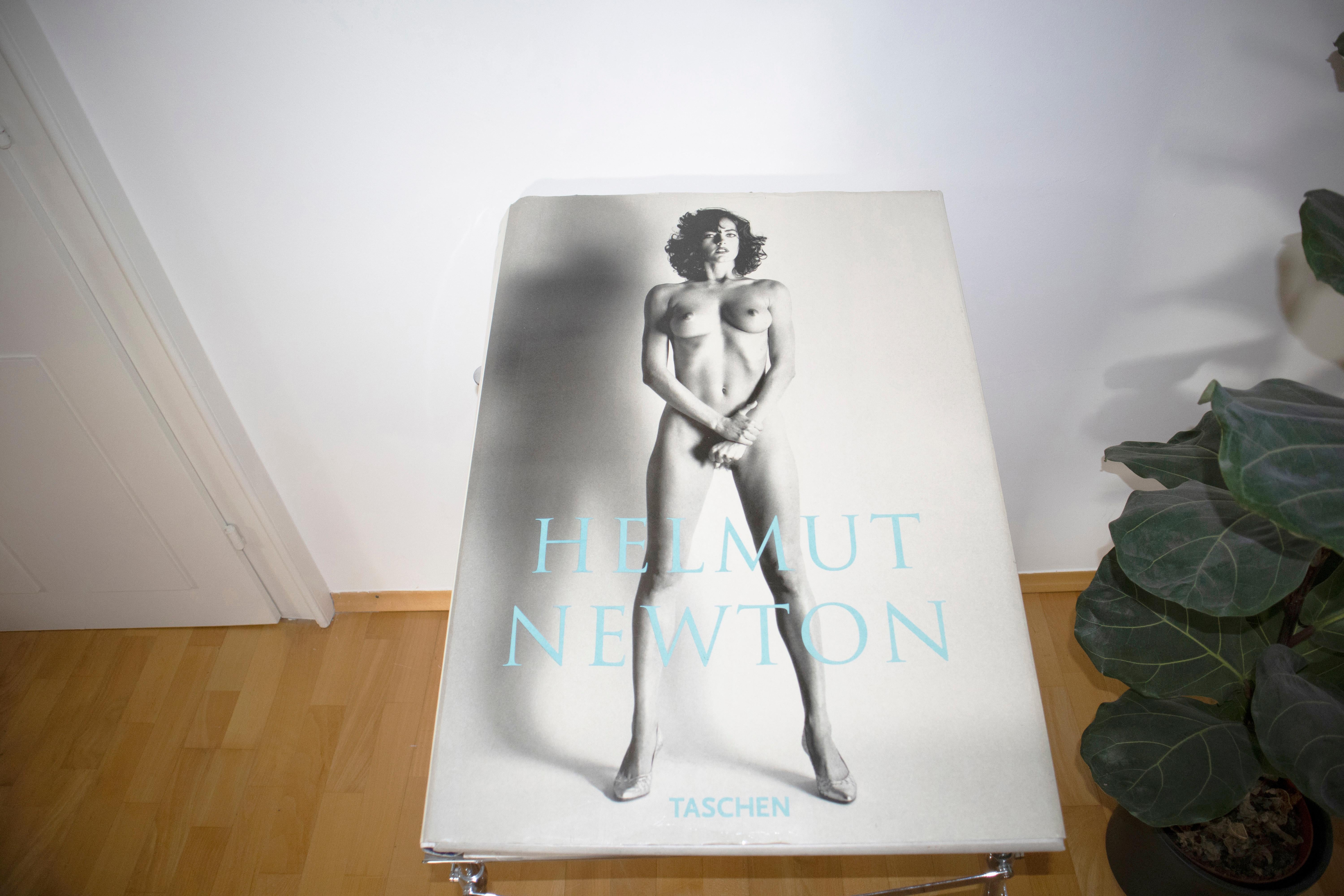Allemand Helmut Newton Sumo - Enorme livre en édition limitée avec Stand Philippe Starck en vente