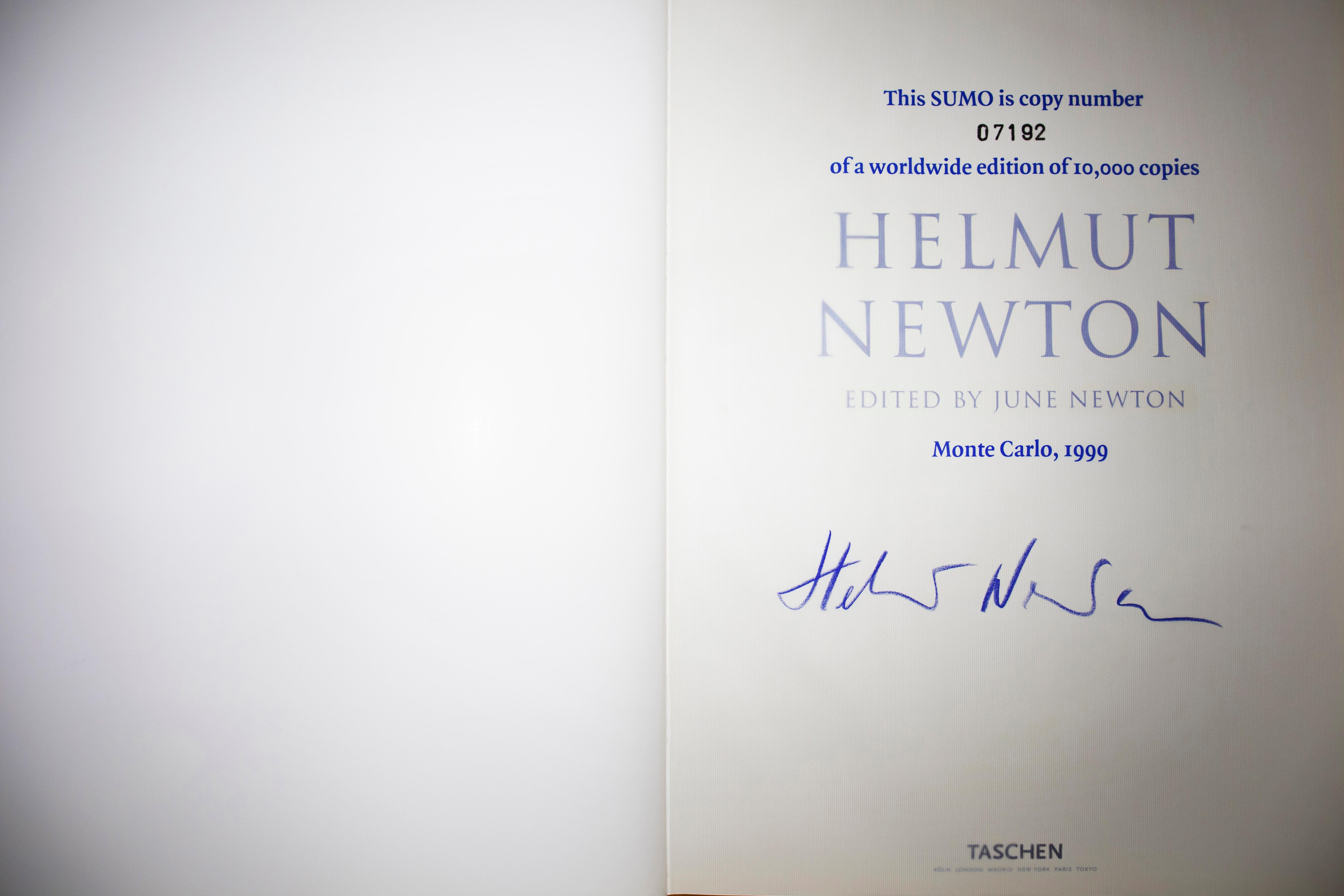 Helmut Newton Sumo - Enorme livre en édition limitée avec Stand Philippe Starck en vente 1