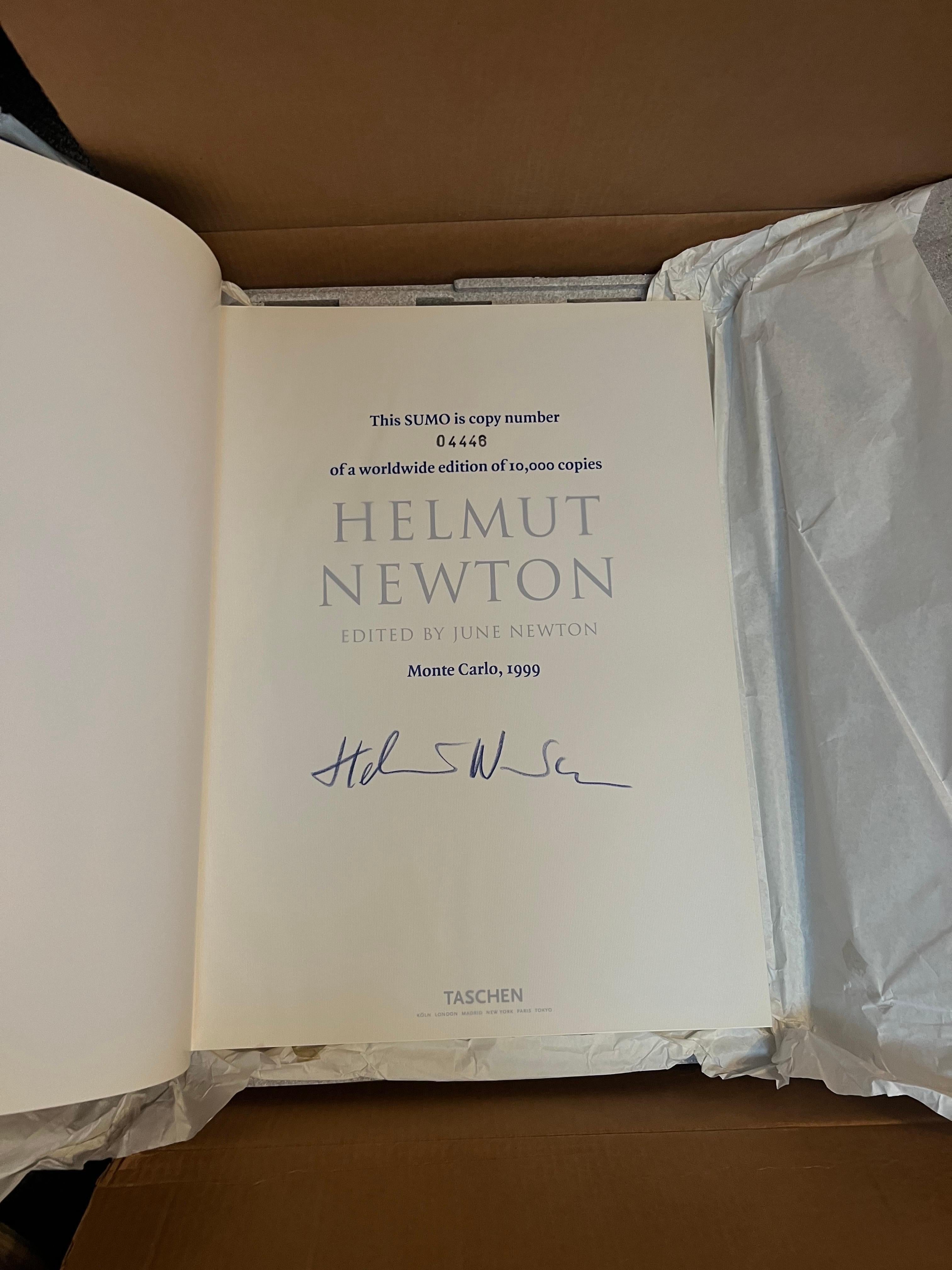 Monte Carlo : Taschen, 1999. Première édition. 400 reproductions en noir et blanc de photographies sélectionnées et éditées par June Newton. Signé au crayon de cire et portant le numéro 04446 (page de garde). Tiré à 10 000 exemplaires plus 200