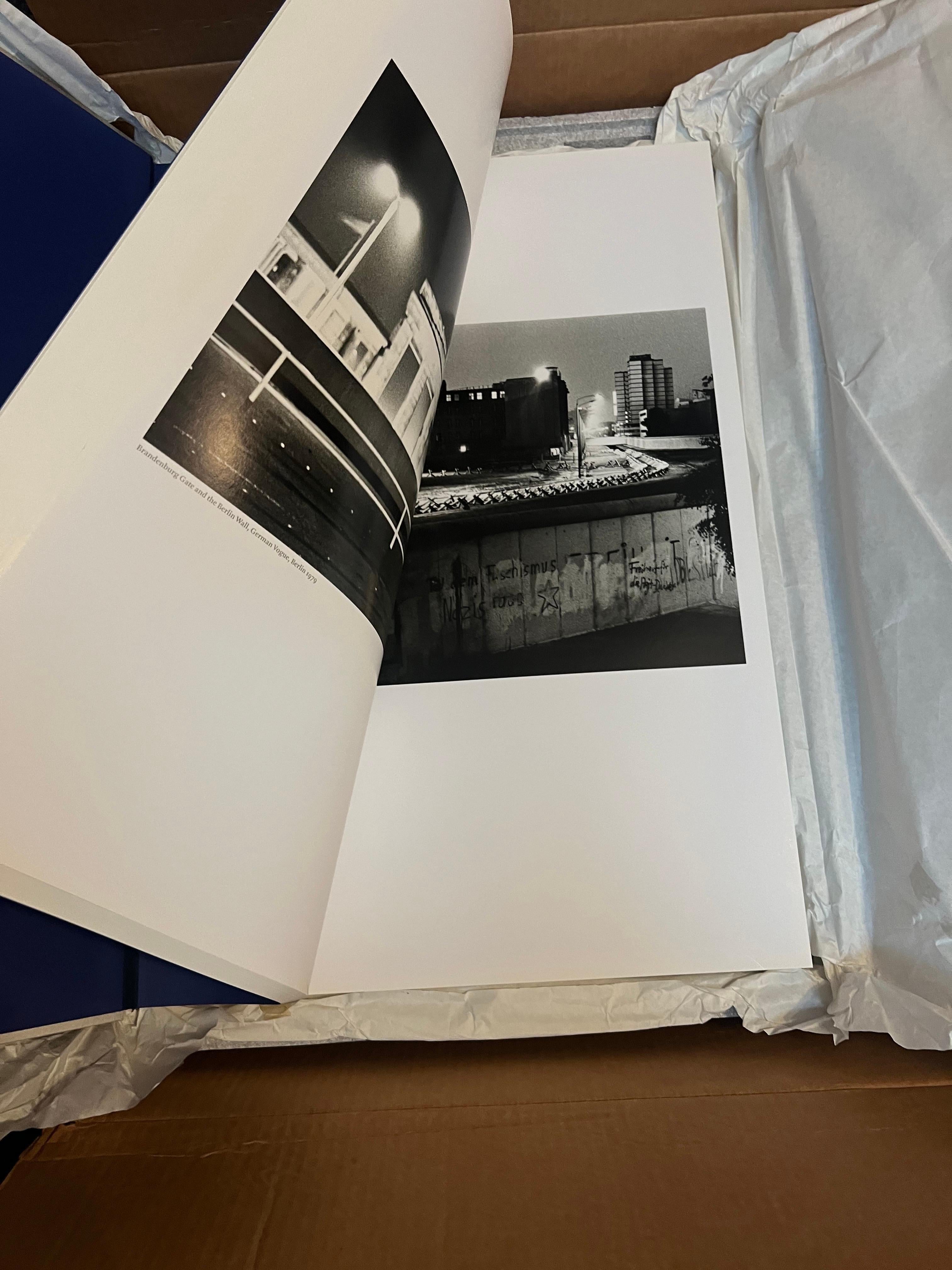 Helmut Newton Sumo Taschen Signé Edition Limitée avec Stand Philippe Starck en vente 3