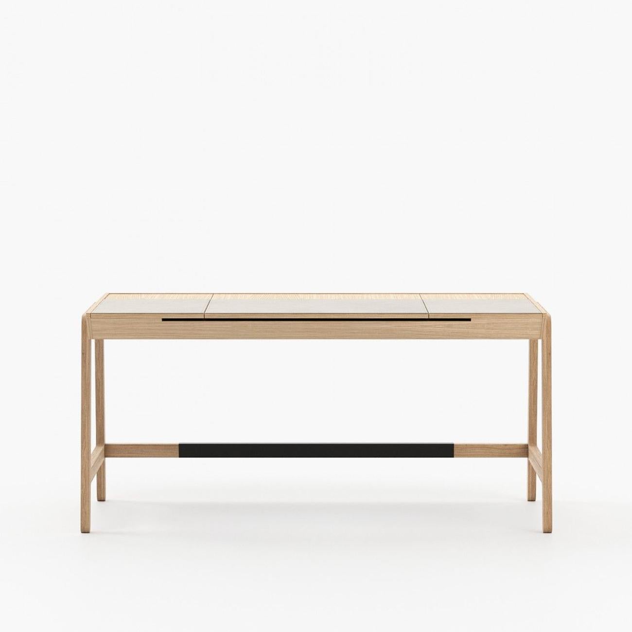 Schreibtisch Helmut Oak mit Holzstruktur aus massiver Eiche
Furnier und mit 3 mit grauem Leder bezogenen Tischplatten.
Schreibtischplatte mit 6 Teilen, 3 mit Eichenplatten und 3 mit Lederbezug.
Auf Anfrage auch in anderen Lederfarben
