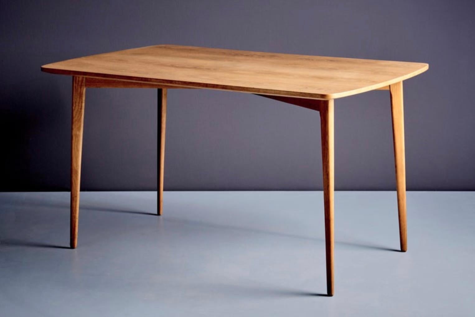 Table de salle à manger avec plateau en placage de frêne en vente 1