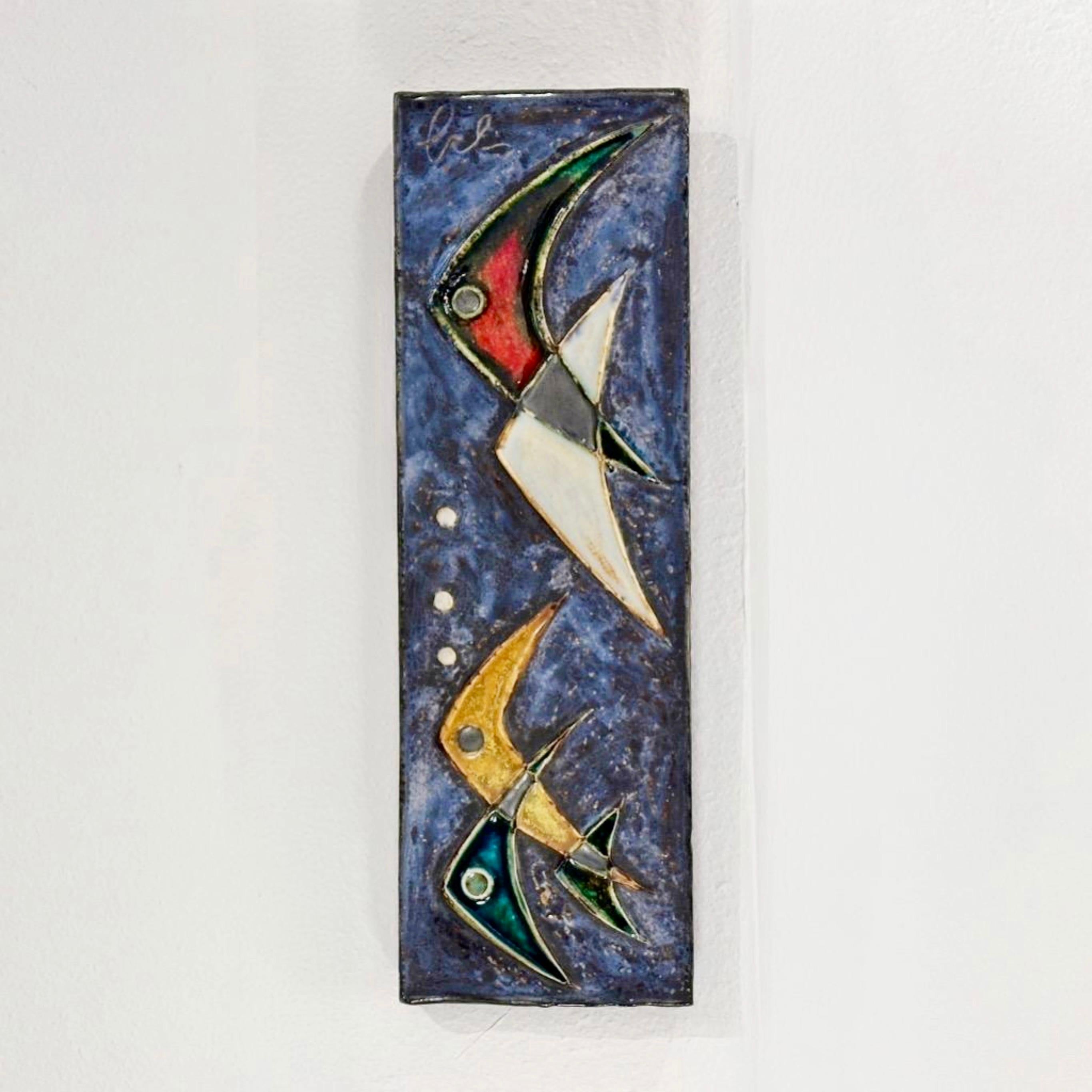 Helmut Schaffenacker Ulm, Alemania Placa abstracta de cerámica con forma de pez, ca. 50s 

Se trata de una placa de pared de cerámica bellamente ejecutada con decoración abstracta de peces con un fondo moteado de azul intenso y peces ángel rojos,