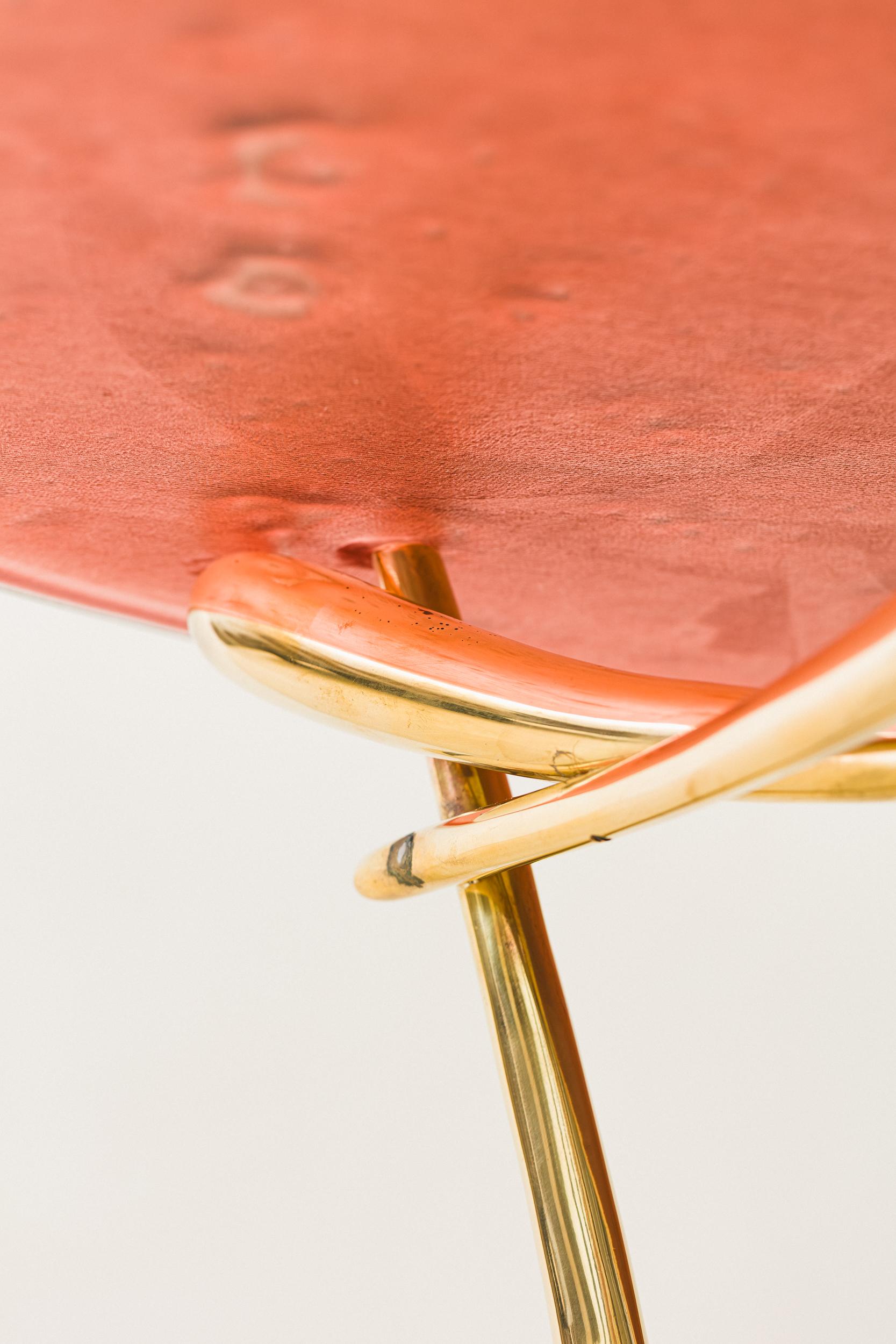 Der Tisch Helo von Lucas Recchia verbindet Glas und Metall zu einer kühnen, skulpturalen Komposition. Ein schlanker Bronzestab durchdringt die Glasoberfläche und erzeugt ein Gefühl der Spannung und des Gleichgewichts, das den charakteristischen