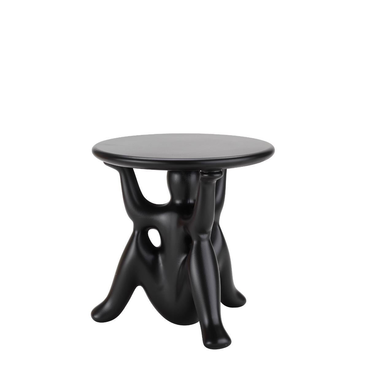 Collabore pour la première fois avec le créateur de renommée mondiale Philippe Starck sur une collection de table et de table d'appoint. 