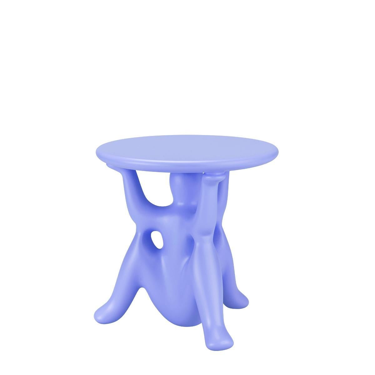 Kollaboriert zum ersten Mal mit dem weltbekannten Designer Philippe Starck für eine Kollektion von Tischen und Beistelltischen. 