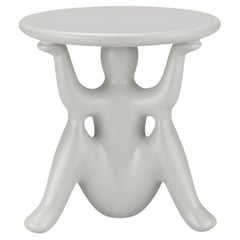 Mesa auxiliar Helpyourself de polietileno reciclable gris claro de Philippe Starck
