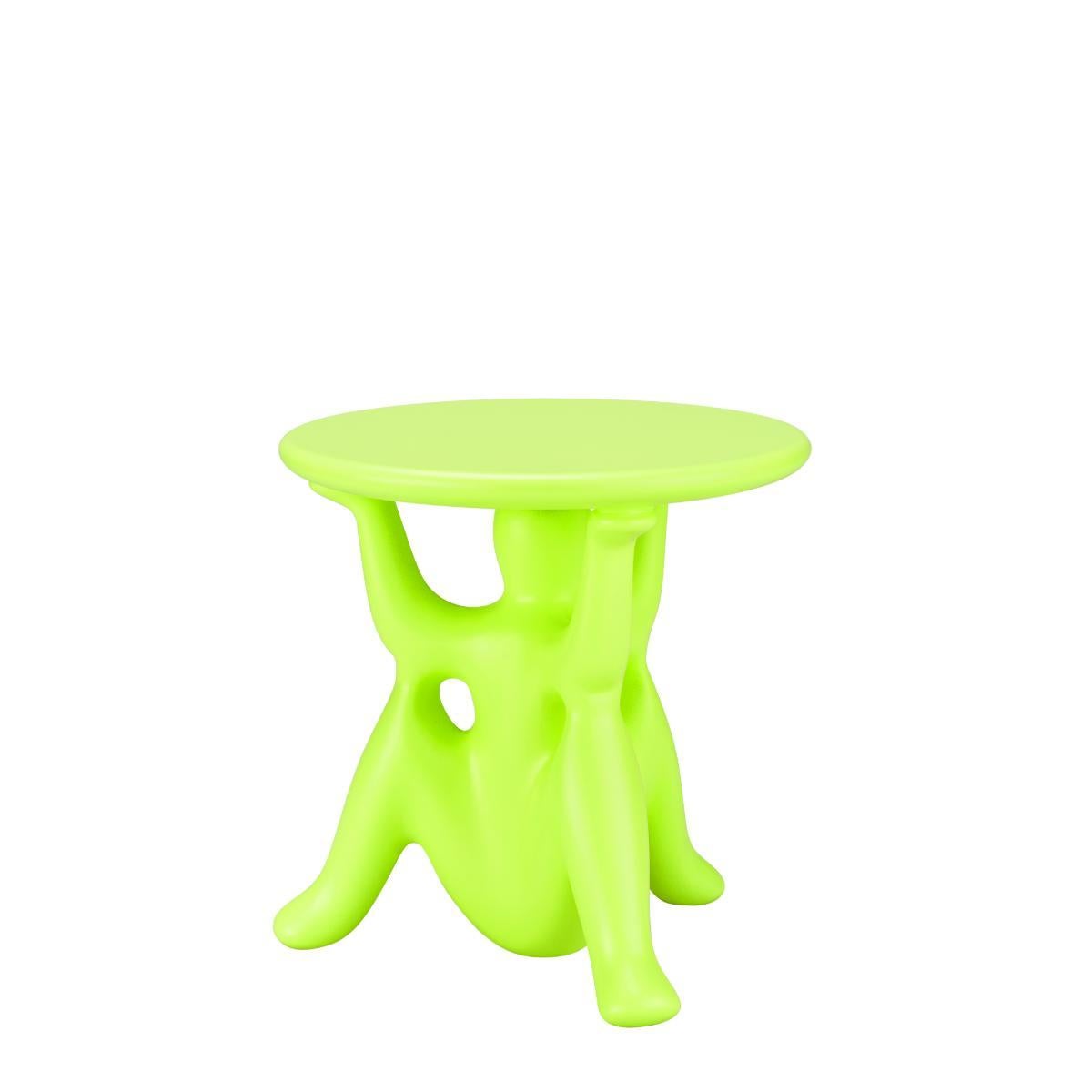 Kollaboriert zum ersten Mal mit dem weltbekannten Designer Philippe Starck für eine Kollektion von Tischen und Beistelltischen. 