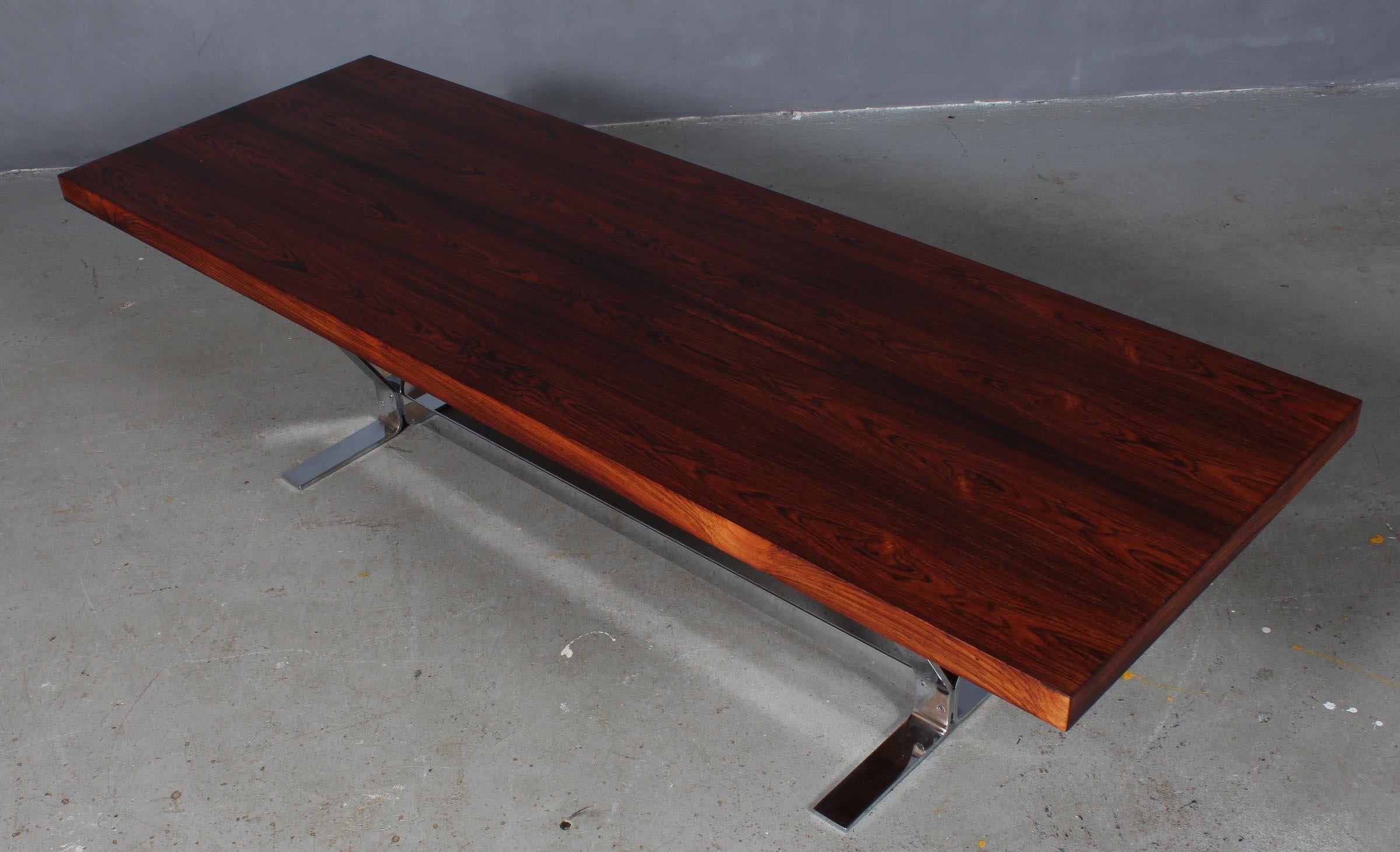 Heltborg coffee table in rosewood. Frame of chromed steel.

Made by Heltborg Møbler.