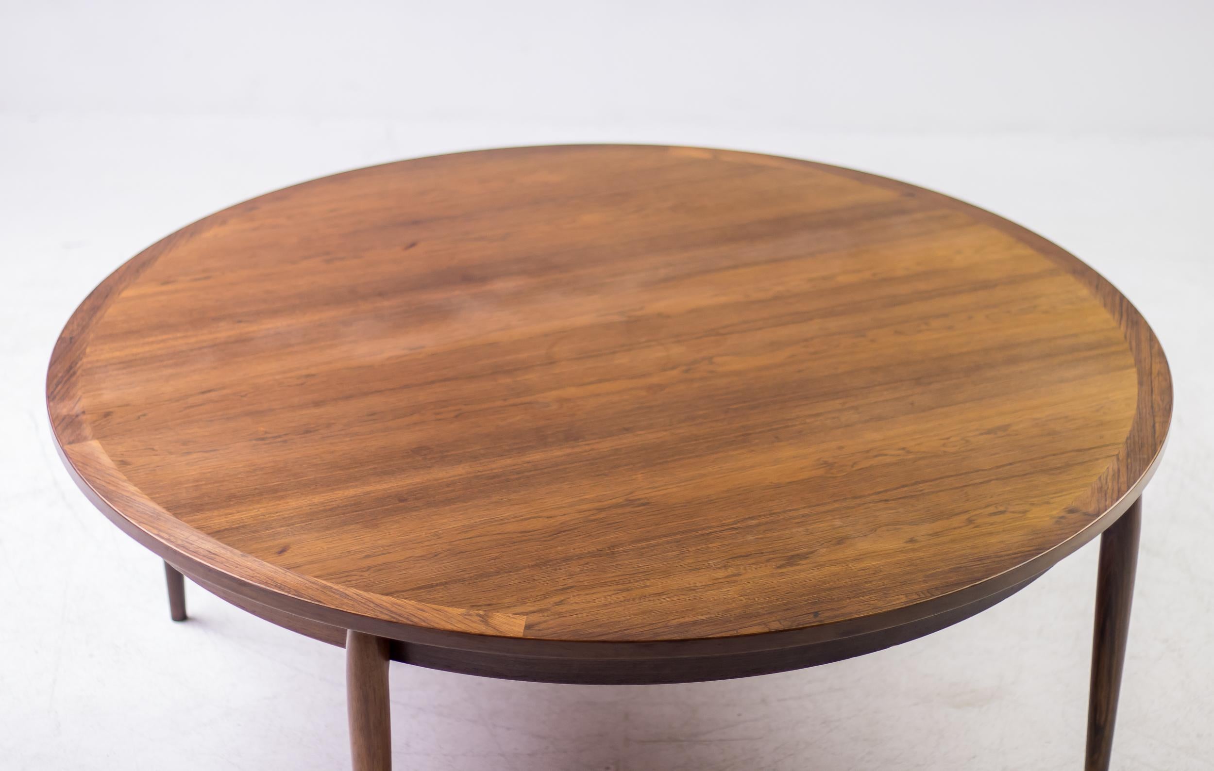Elegant and refined large round coffee table in exquisite Brazilian rosewood made by Heltborg Møbler.
Remarkable craftsmanship and beautiful details.
Marked with silver foil label.